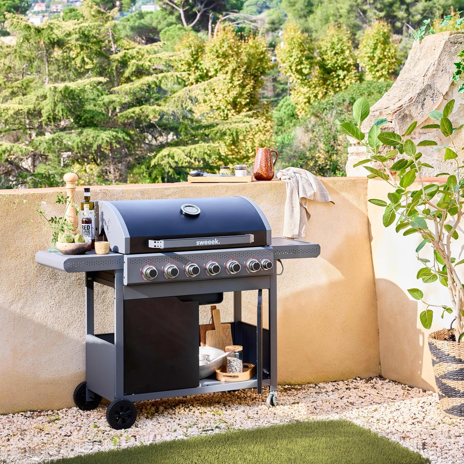 sweeek - Barbecue au gaz Edmond noir - 6 brûleurs + 1 feu latéral. avec thermomètre. L 132x P62 x H143 cm