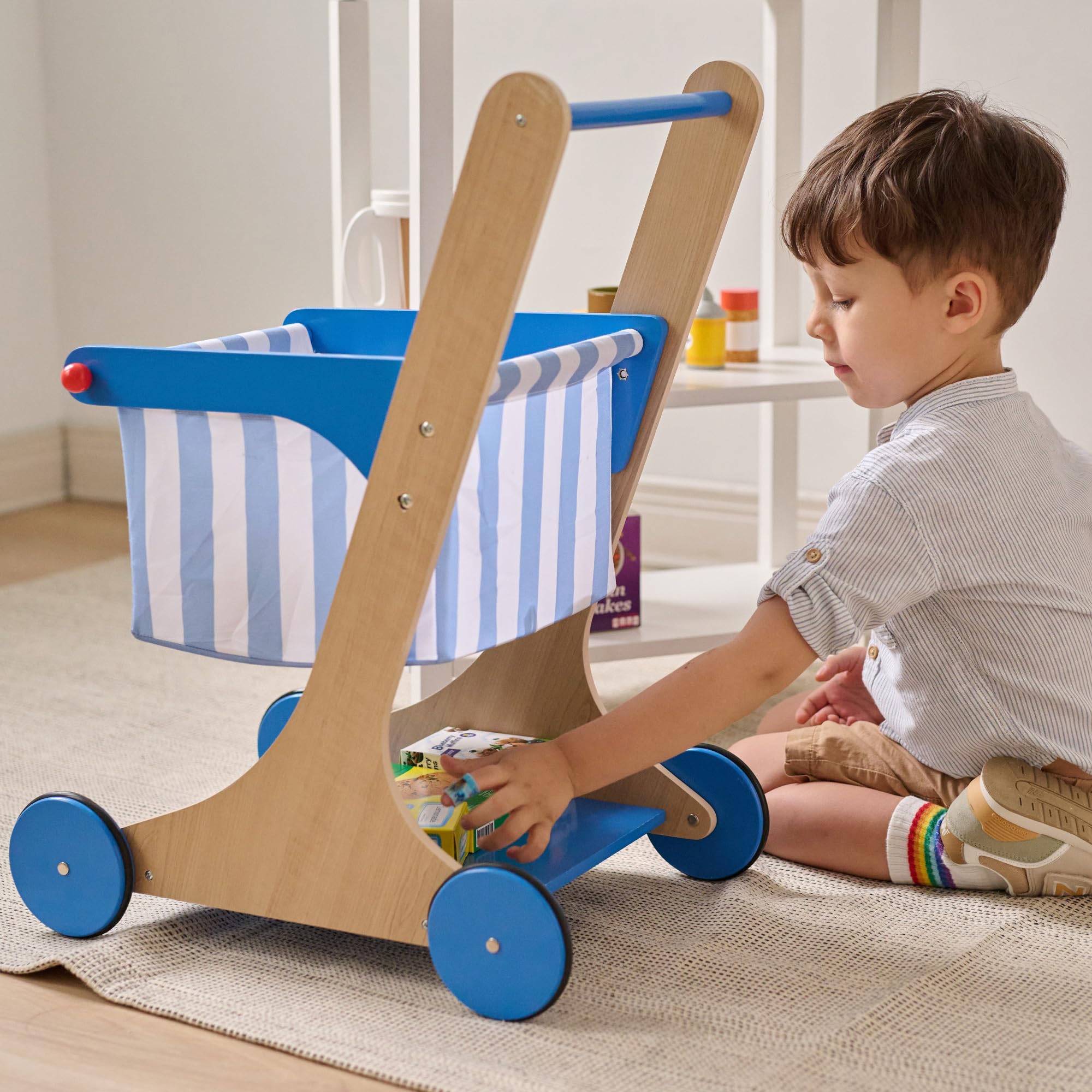 Teamson Kids Carrello della Spesa Little Helper Mr. Fresh, Gioco di Ruolo, per Bambini dai 3 Anni, 44,6x32,4x60 cm, Blu, Legno, con 13 Alimenti e Cestino in Tessuto, 2,4 kg