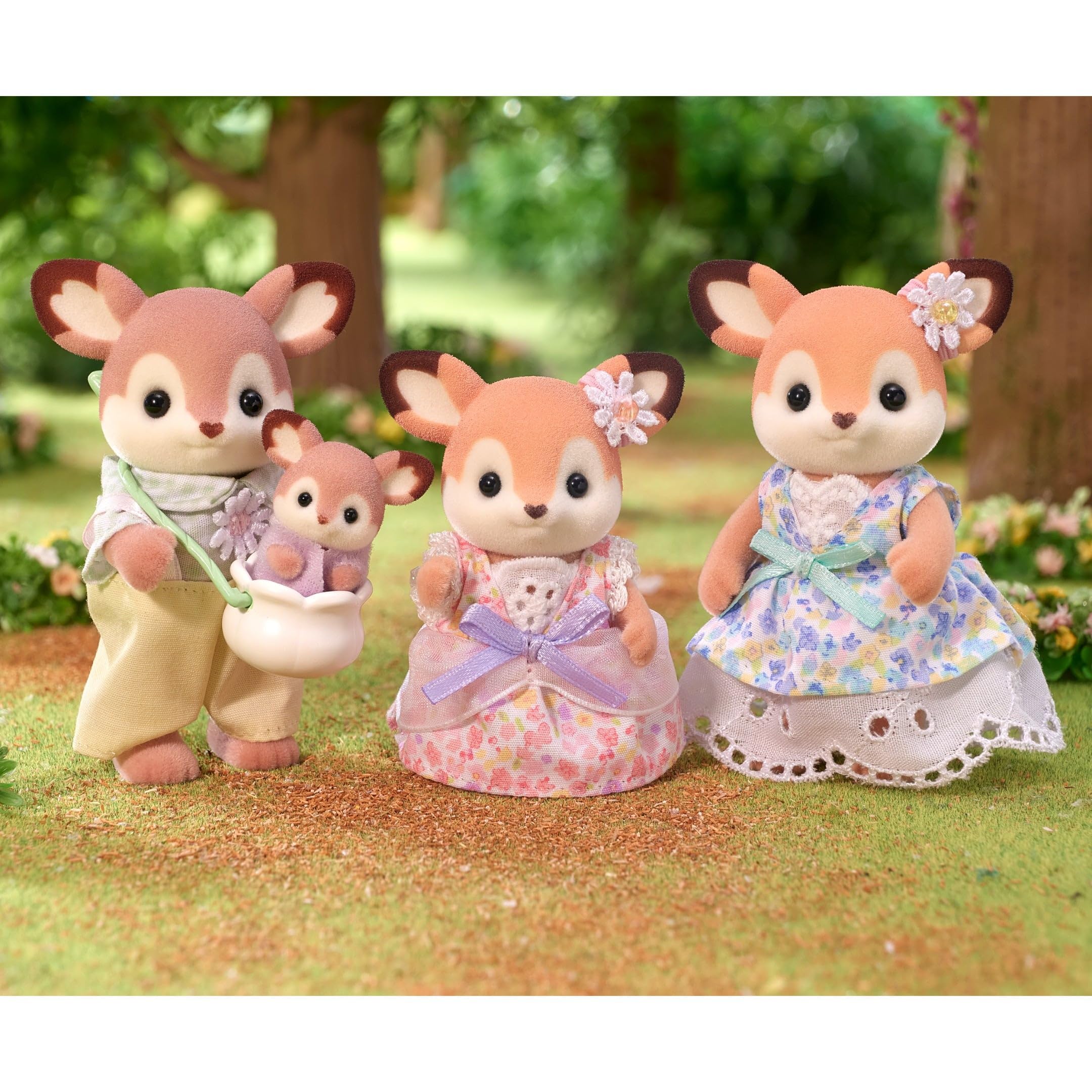 Sylvanian Families - La Famiglia Cervo – Set di 4 Personaggi con Abiti Floreali, Orecchie Grandi e Bebè in Fascia – Modello 5799