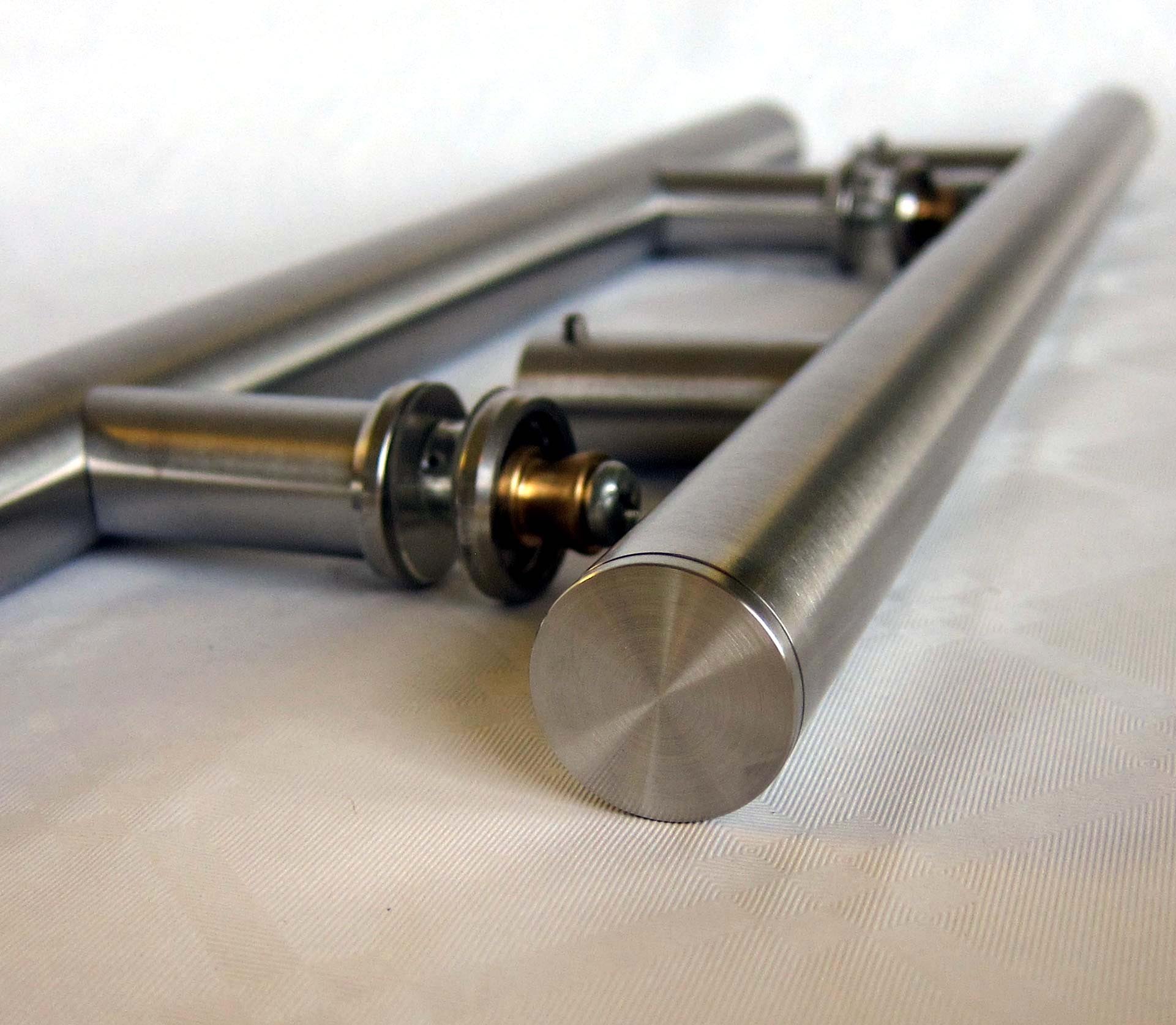 BP1-775-2-420-AS-DPL: Schiebetürsystem doppelflügelig ESG 2x775x2175x8mm Dekor P1, Siebdruck; Schienensystem ALU SlimLine SoftStop; Griffstange rund 420