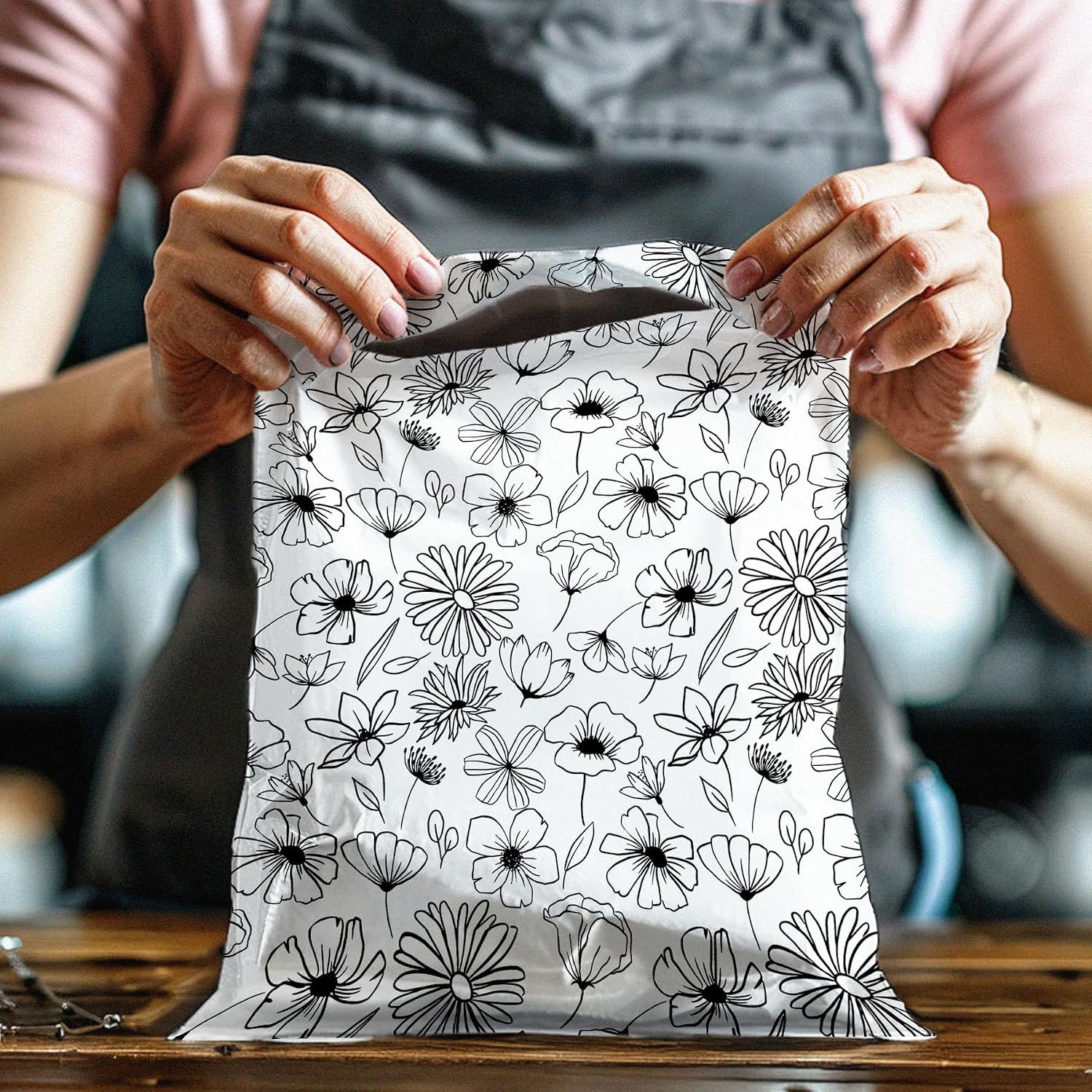 19x24 (25) Black and White Sketched Floral Summertime Designer Poly Mailers Waterproof Self Sealing Tear Resistant Polymailers Shipping Envelopes Premium Printed Bags For Small Businesses