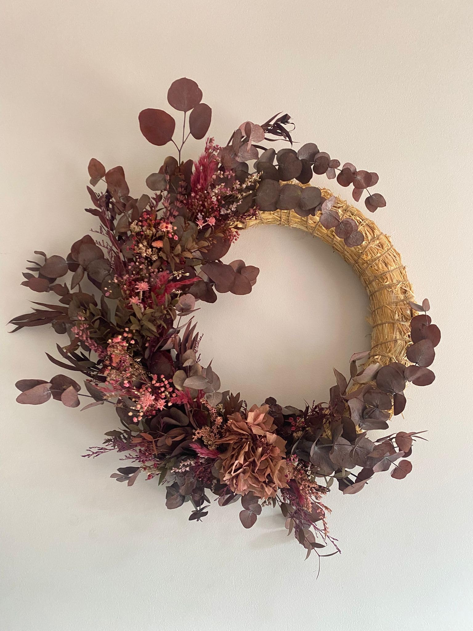 Couronne florale artisanale : fleurs séchées roses et bordeaux à offrir