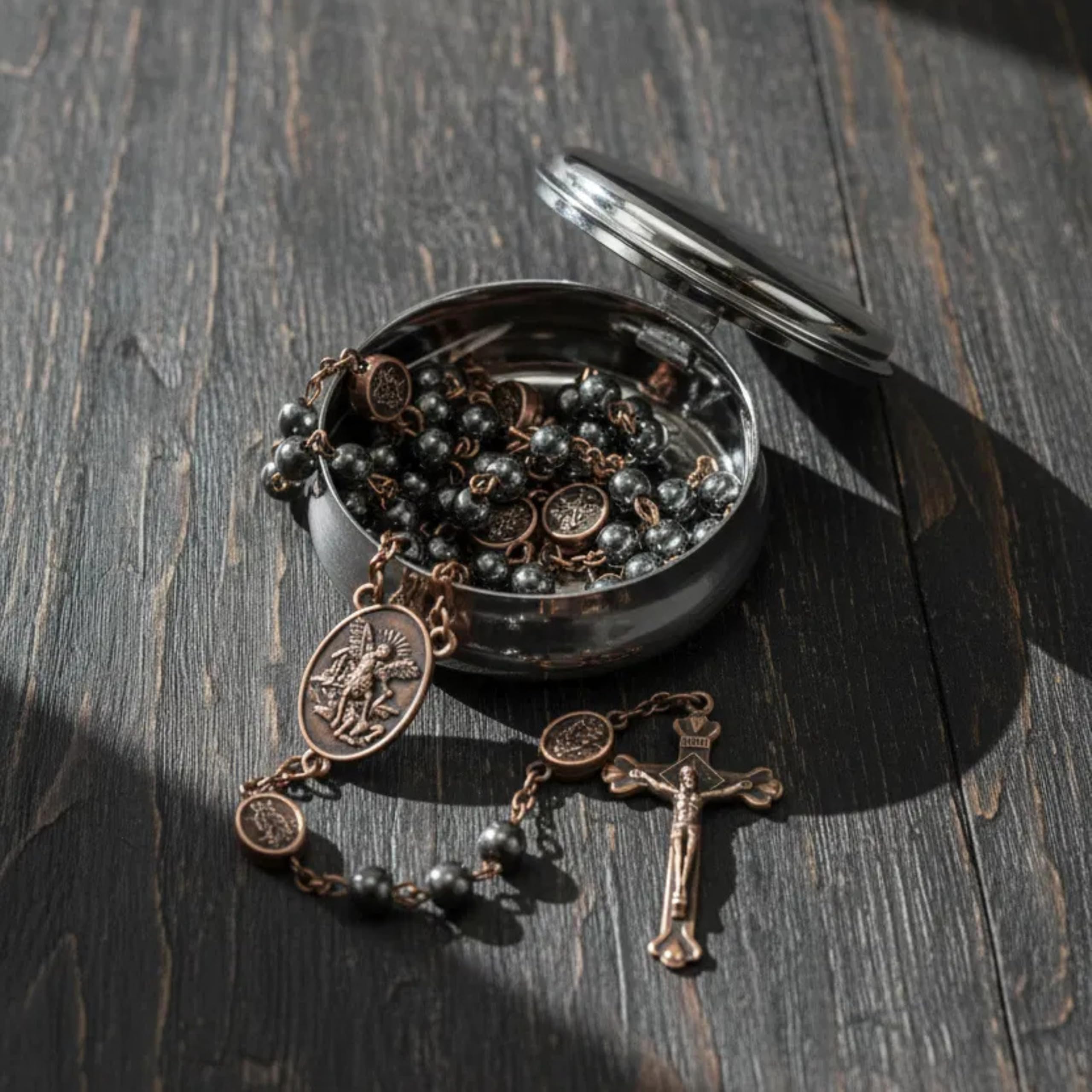 Nazareth Store Rosario di San Michele Collana di perline di pietra ematite Perline di gloria in metallo Medaglia dell'Arcangelo e croce con scatola regalo in metallo