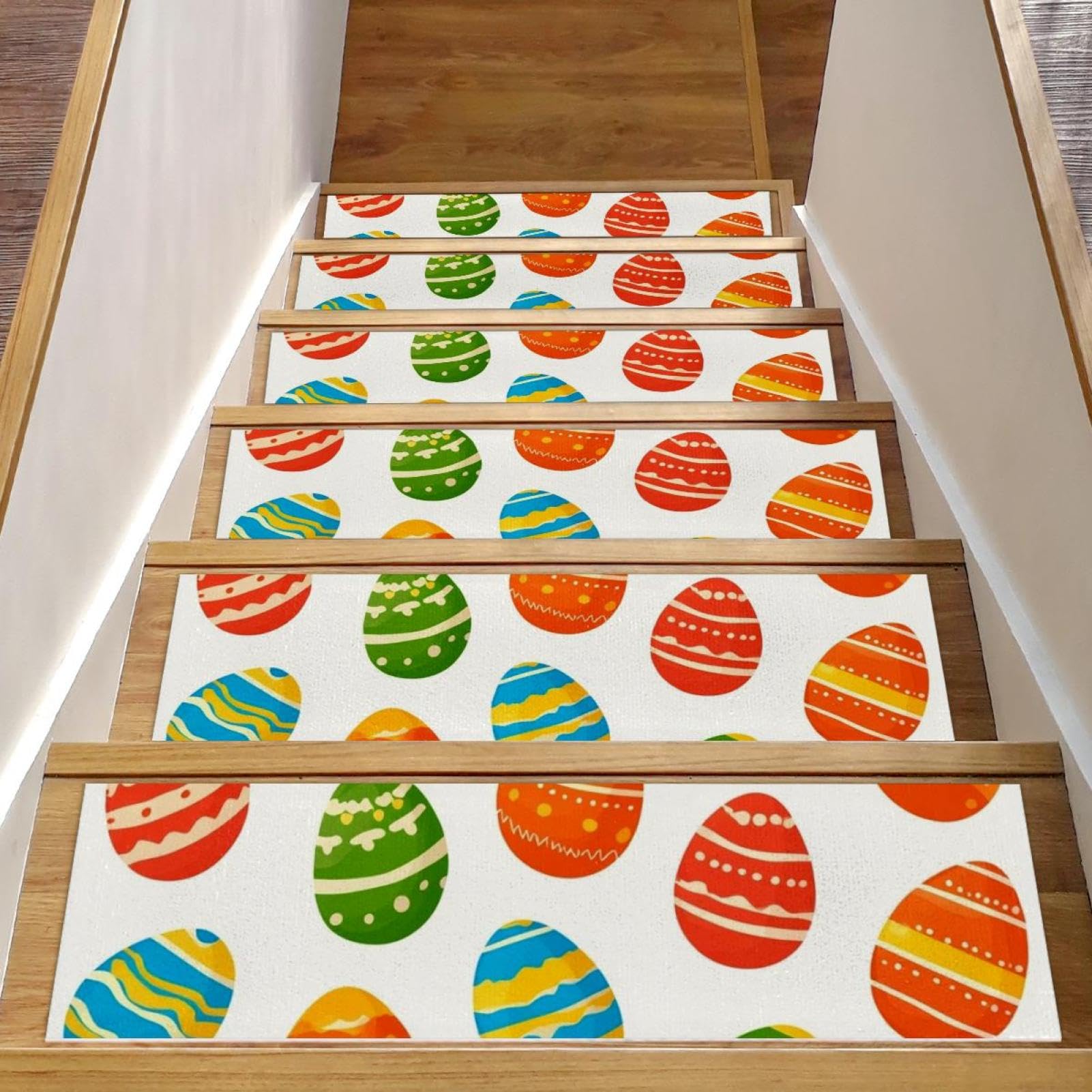Peldaños de escalera decorativos con flores alfombras madera