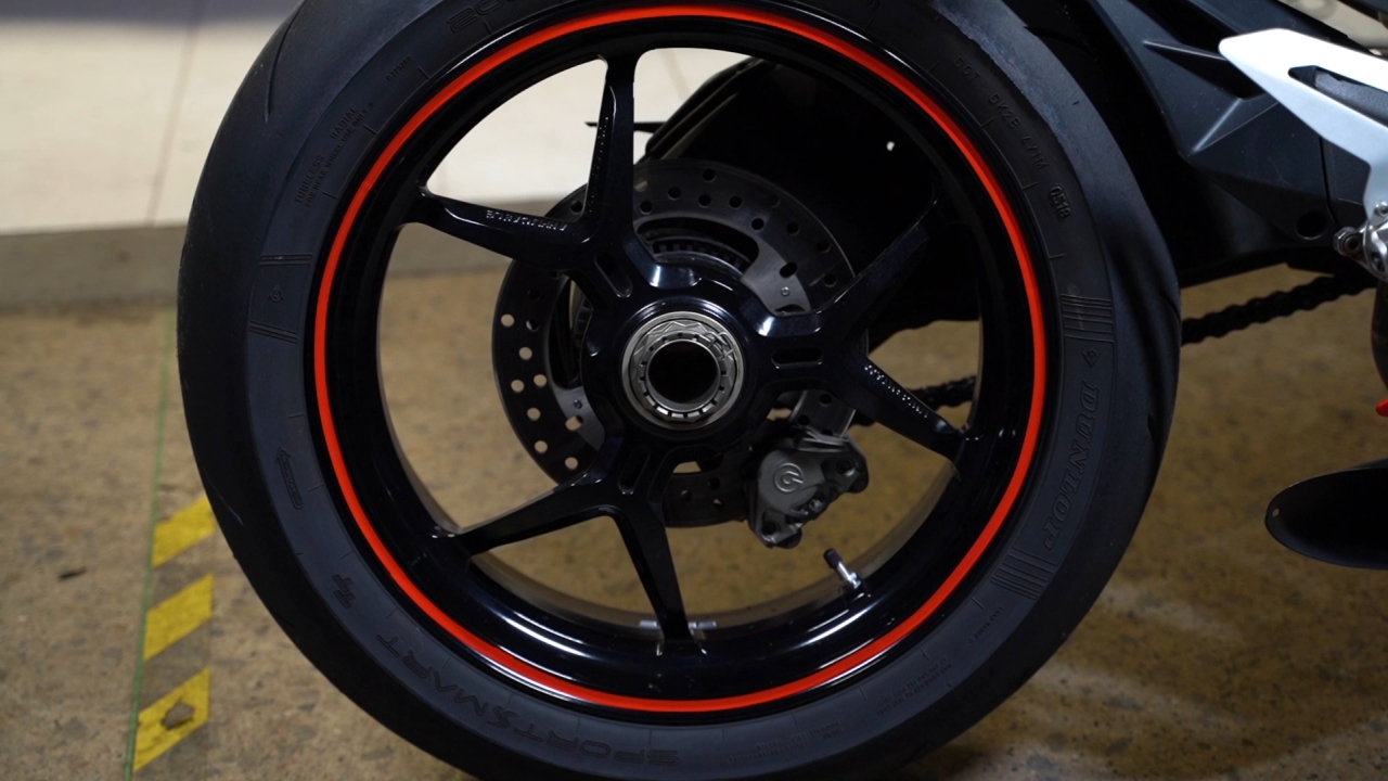 Autodomy | Pegatinas Llantas Moto Juego Completo Para 2 Llantas De 15" A 19" Pulgadas | Adesivos Llanta Moto Resistentes A La Lluvia, Sol, Grasa, Aceite | Sport Design | Amarillo