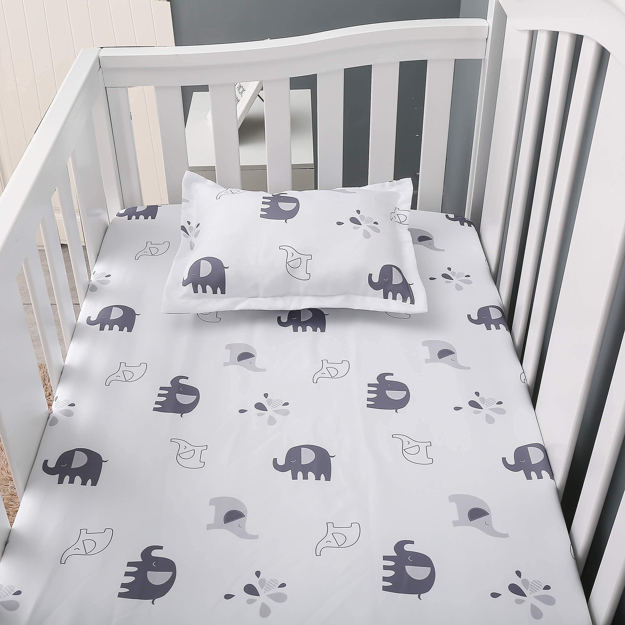 Juego de ropa de cama de 6 piezas con diseño de elefante para bebé, color gris y blanco con falda de cuna, colcha, sábana de cuna, 3 calcomanías de pared