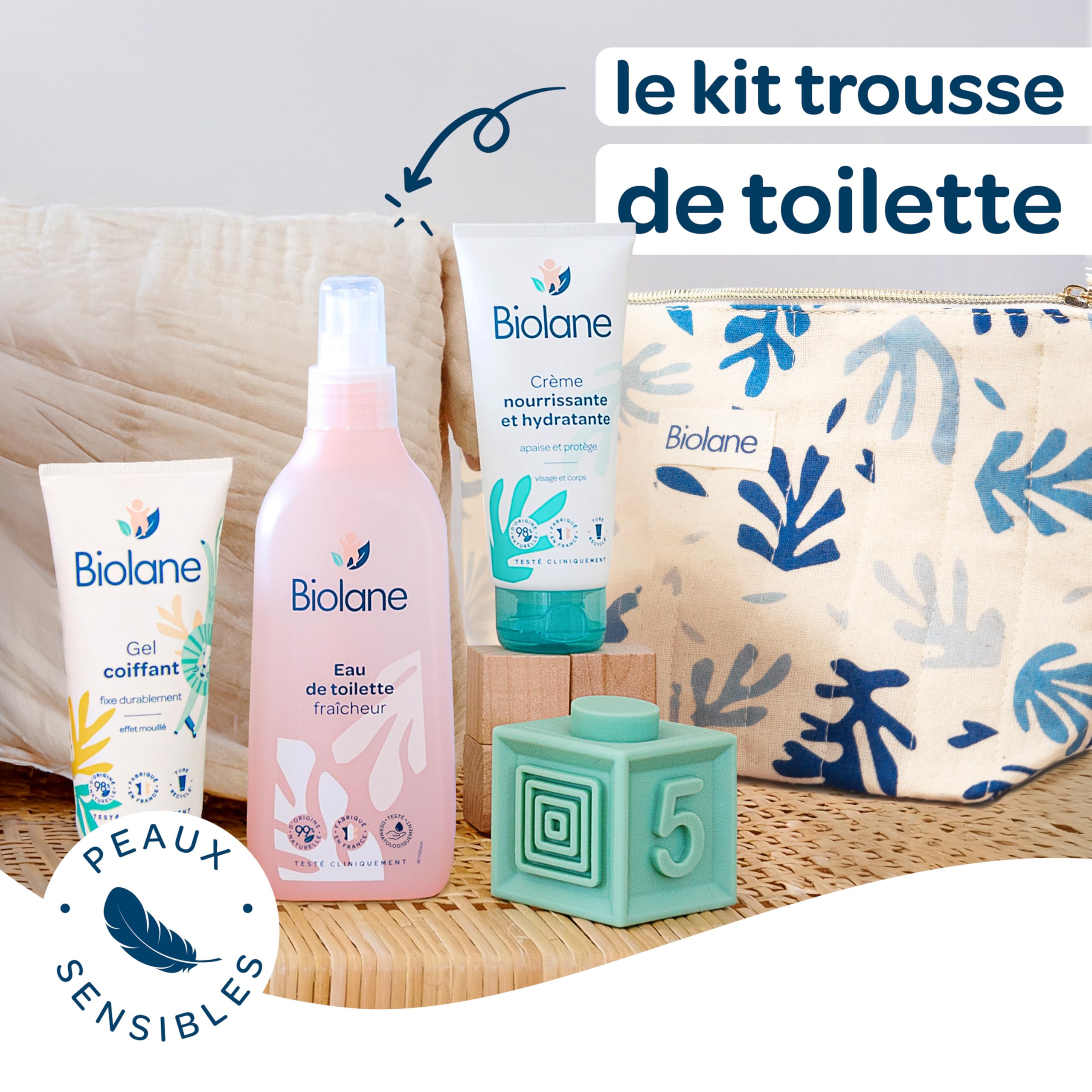 BIOLANE - Trousse de toilette pour bébé - Eau de toilette - Crème Hydratante - Gel Cheveux Coiffant - Trousse de soin - Ingrédients d'origine naturelle - Format nomade - Fabriquée en France.