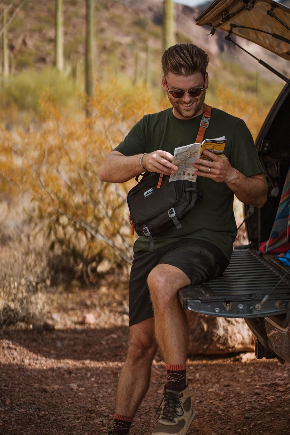 Eddie Bauer 7L Trail Bag with Removeable Shoulder Strap and Adjustable Waistband - Image 6