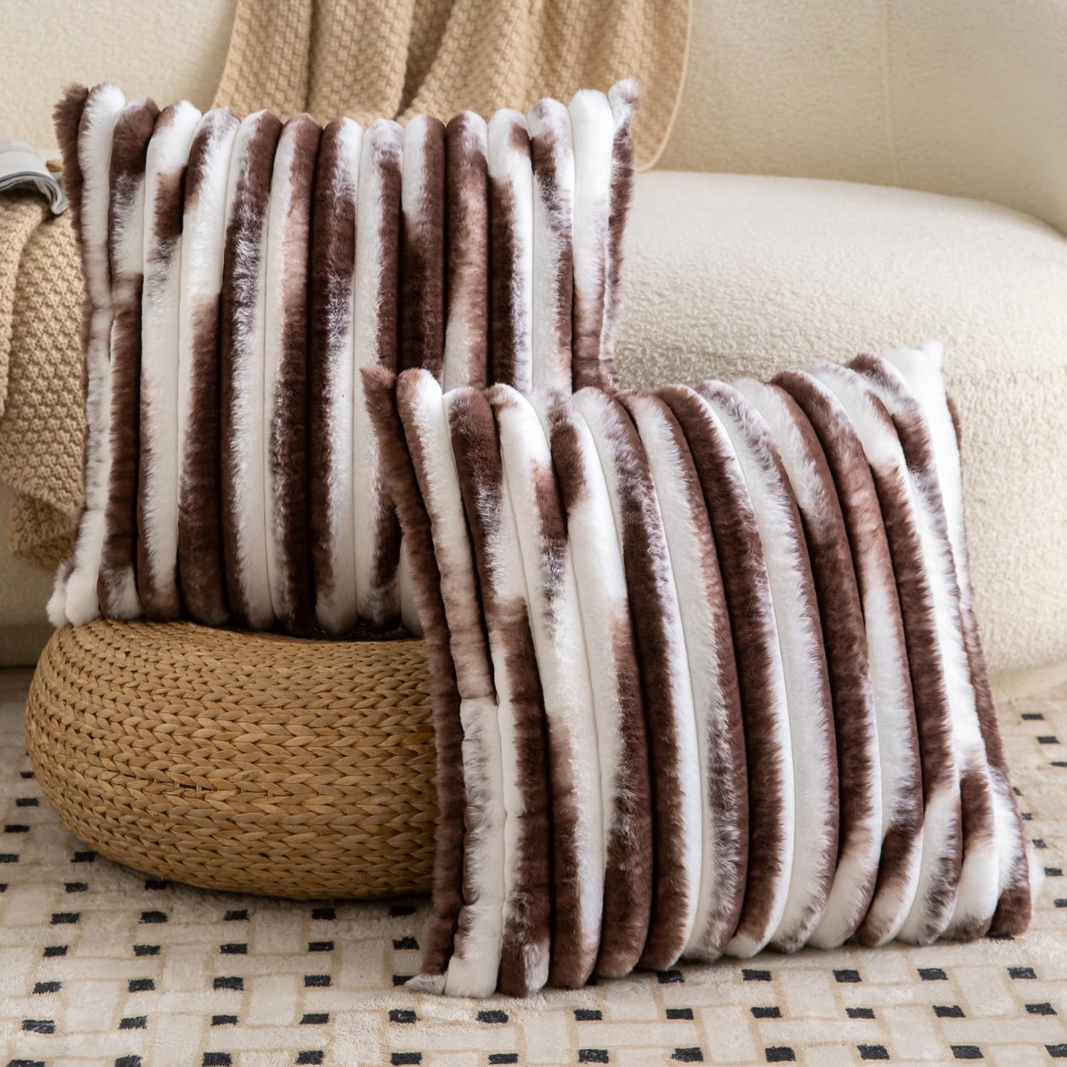 Madizz Lot de 2 Housses de Coussin en Peluche en Fausse Fourrure Housse de Coussin décorative Douce à Rayures moelleuses pour Coussin de Chambre à Coucher de canapé Marron foncé Blanc 60 x 60 cm