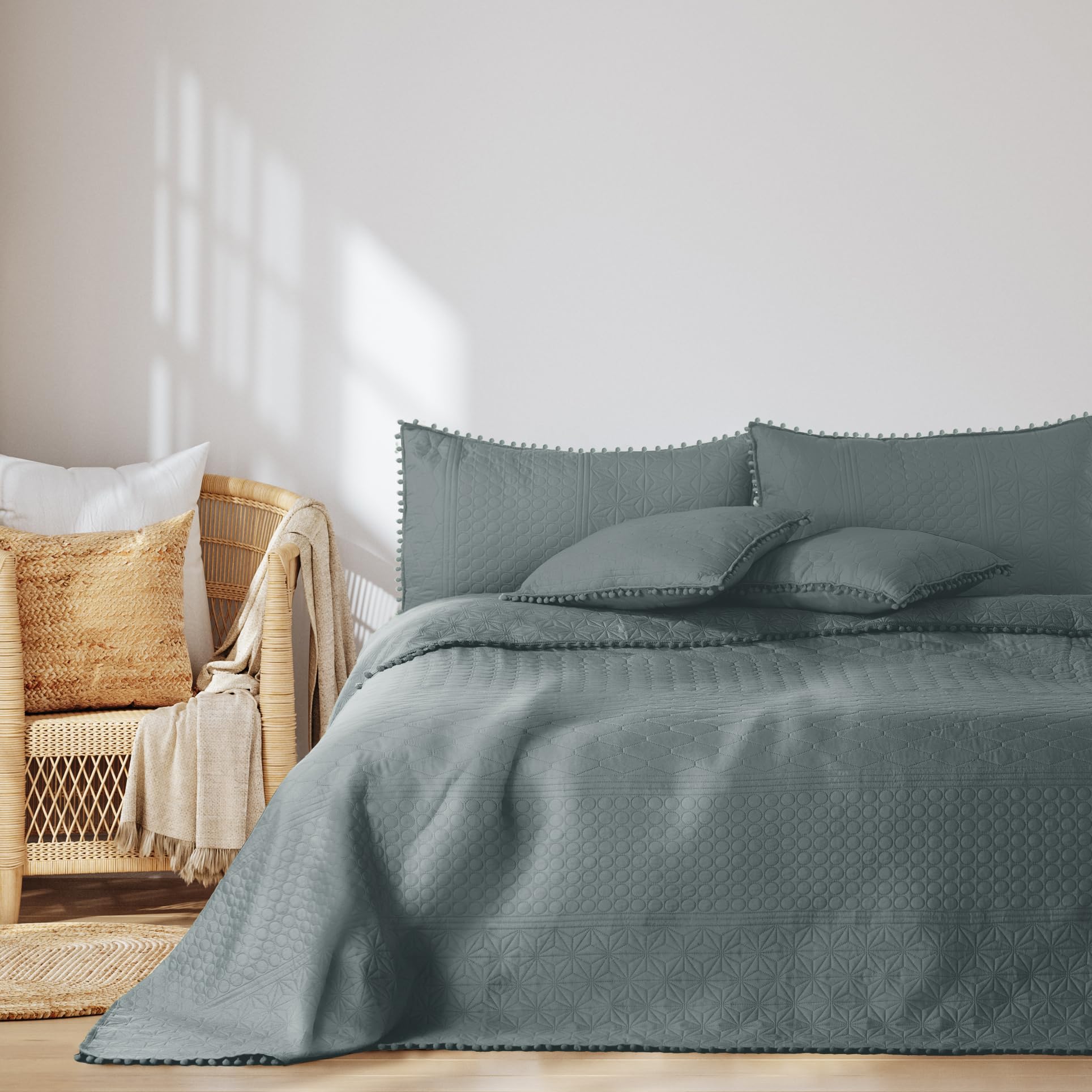 Colcha AmeliaHome de 260 x 280 cm gris acolchada con pompones Meadore doble cara ultrasonic