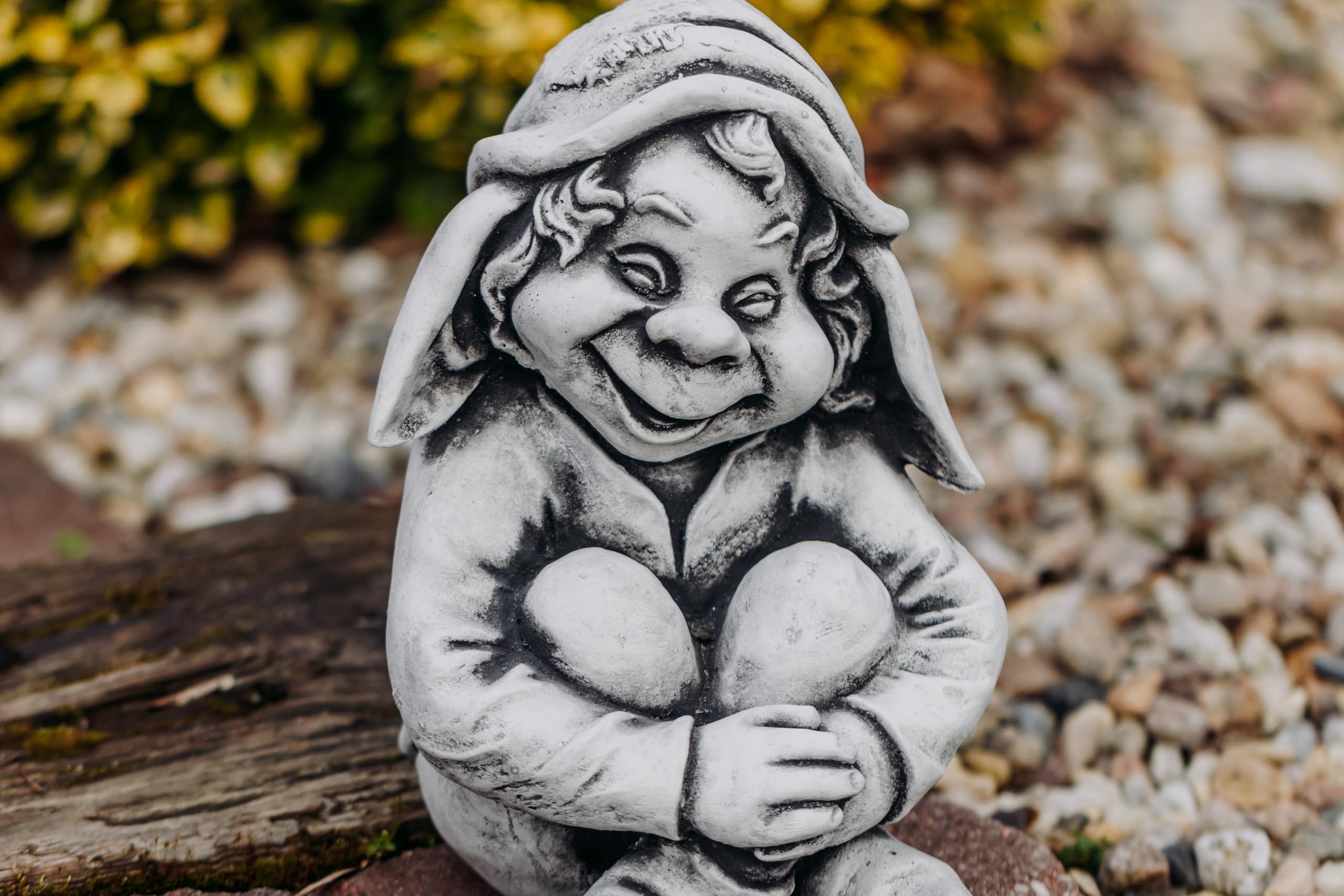 gartendekoparadies.de Gnom als lustiger Freund, Steinfigur Wichtel, H. 30 cm, 11 kg, Grau, frostsicher aus Steinguss für Außenbereich