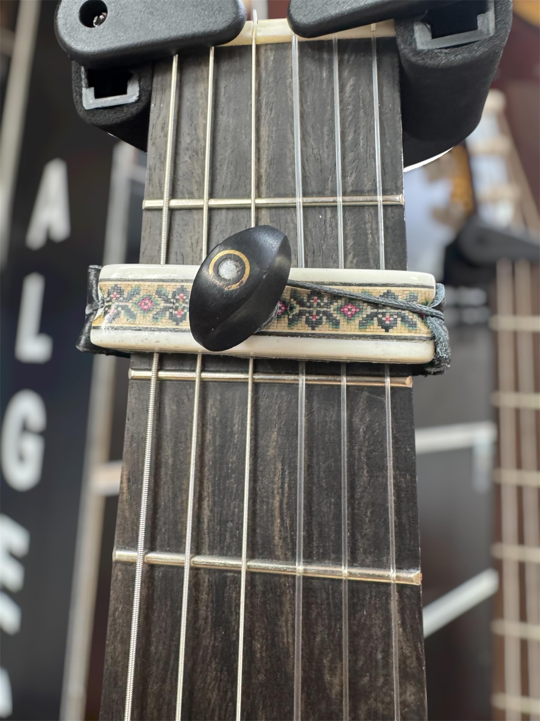 Cejilla Artesanal de Hueso Natural y Ébano para Guitarra Flamenca y Clásica | Modelo ALVORYA | Hecha a Mano en España | Diseño Exclusivo Inspirado en Al-Yazira
