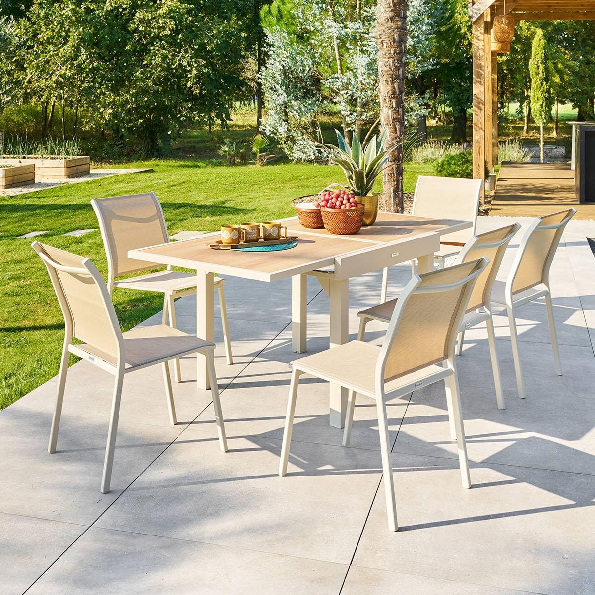 Hespéride - Table de Jardin Extensible Piazza Argile - 8 Places - Aluminium Traité Epoxy Antirouille - Plateau Verre Trempé Effet Bois - Meuble d'Extérieur à Rallonge Coulissante