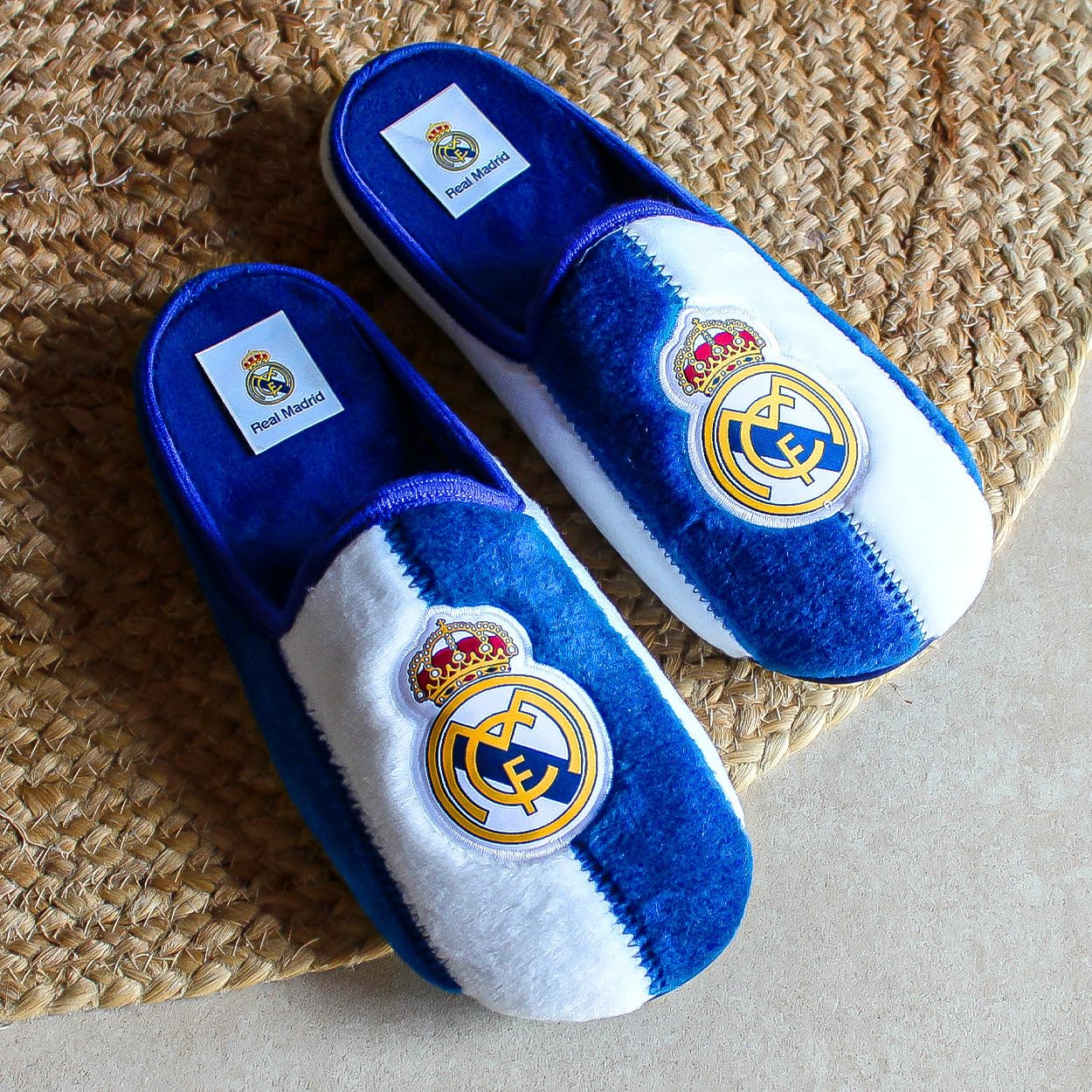 MARPEN SLIPPERS Real Madrid CF Oficiales – Zapatillas Estar por Casa Niño Cómodas y Antideslizantes - Zapatillas Andar por Casa Ligeras - Zapatos Niña Invierno Cálidos - Talla 32