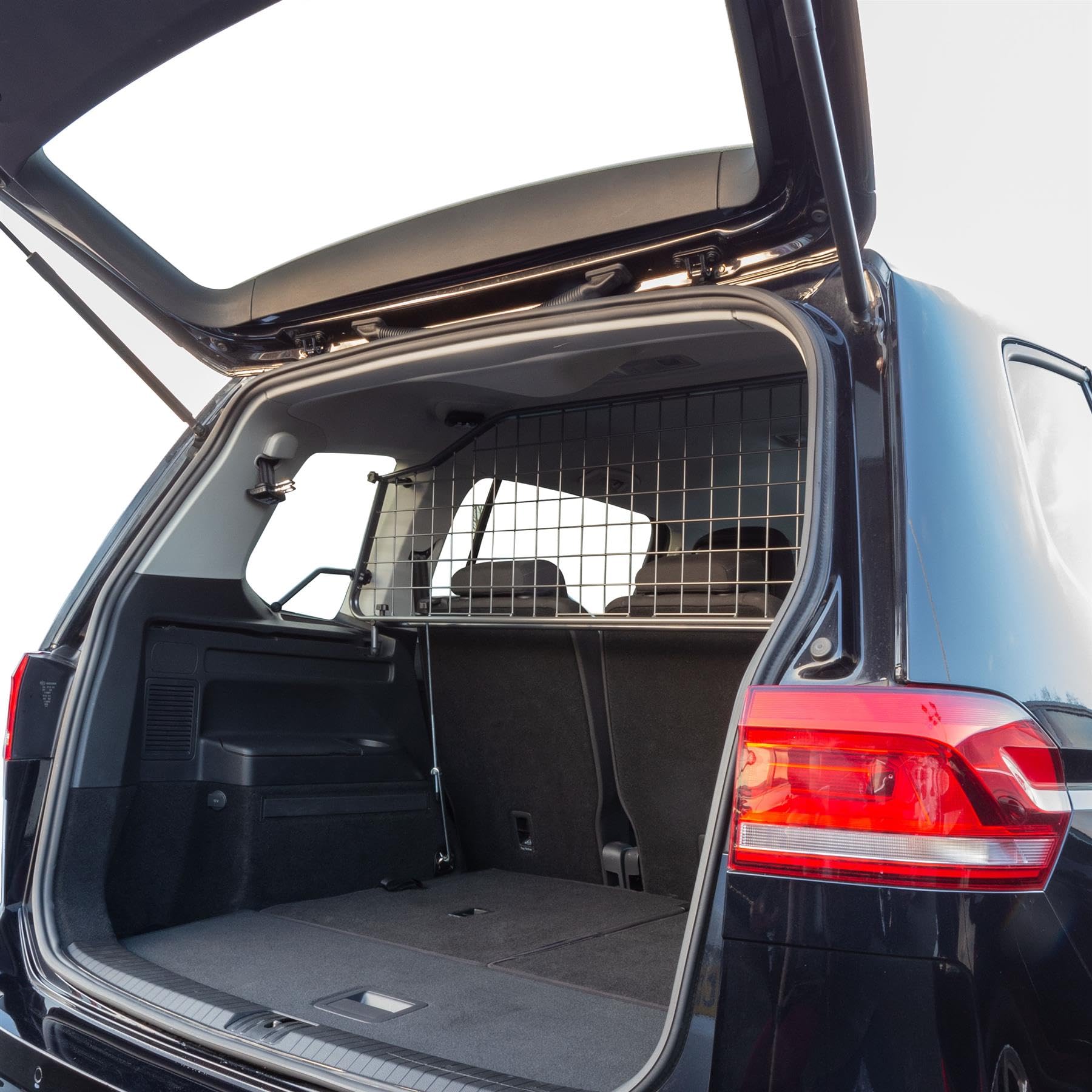 Travall Hundegitter für Volkswagen Touran 2015+, fahrzeugspezifisches Trenngitter für den Kofferraum aus Stahl, passgenau für sicheren Hundetransport