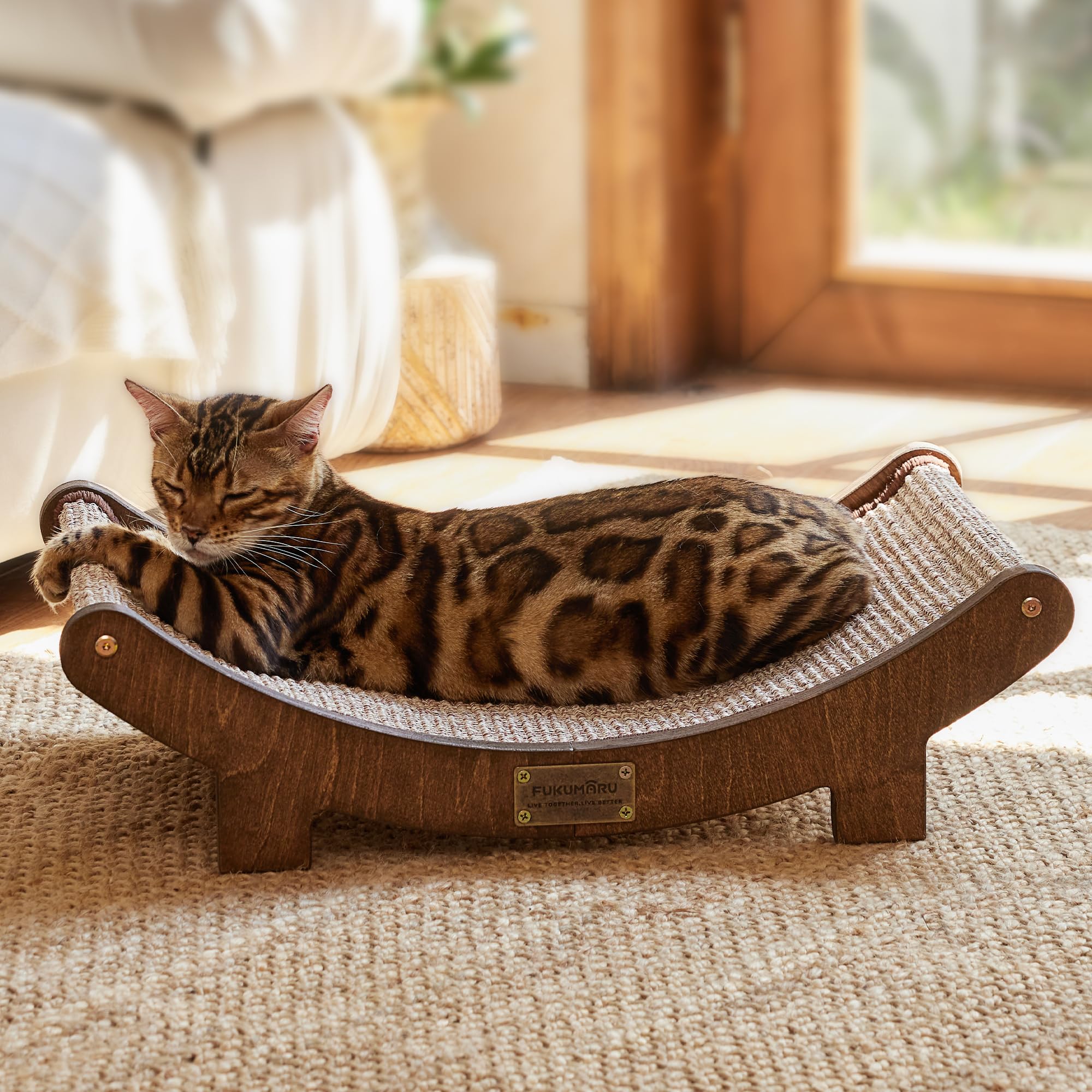 FUKUMARU Cuccia Tiragraffi in Sisal per Gatti, 60cm Letto Tiragraffi Resistente per Gatti da Interno, Amaca in Sisal Naturale 100%, Struttura in Legno Massello per Dormire e Farsi le Unghie (Noce)