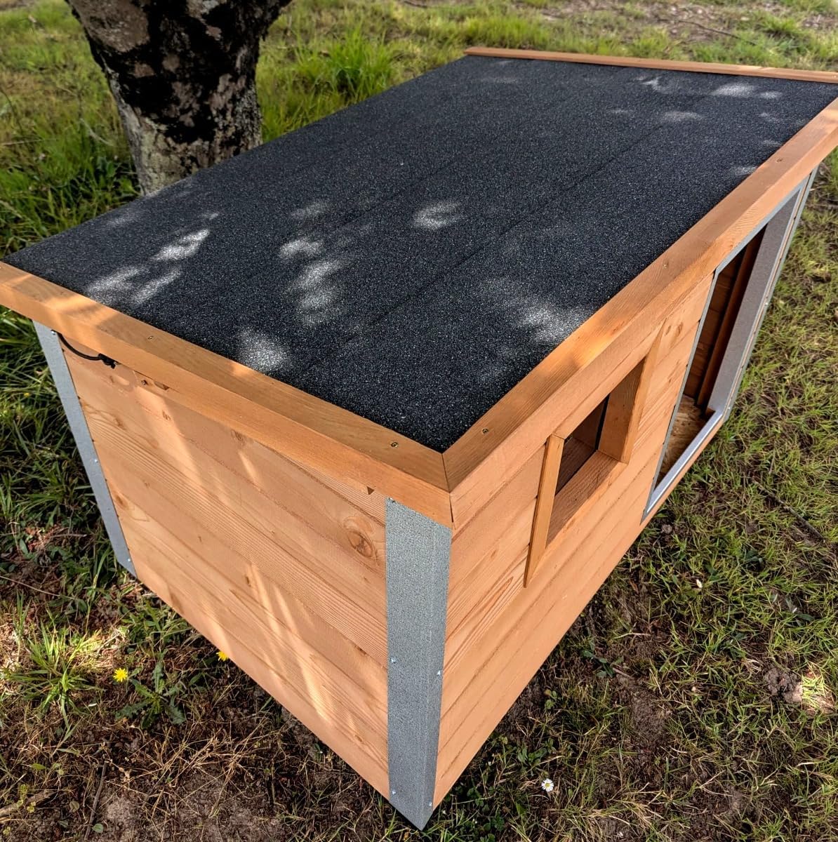Close-up top view of the shingle roof on the Animal Valley Rocky 3 Dog Kennel