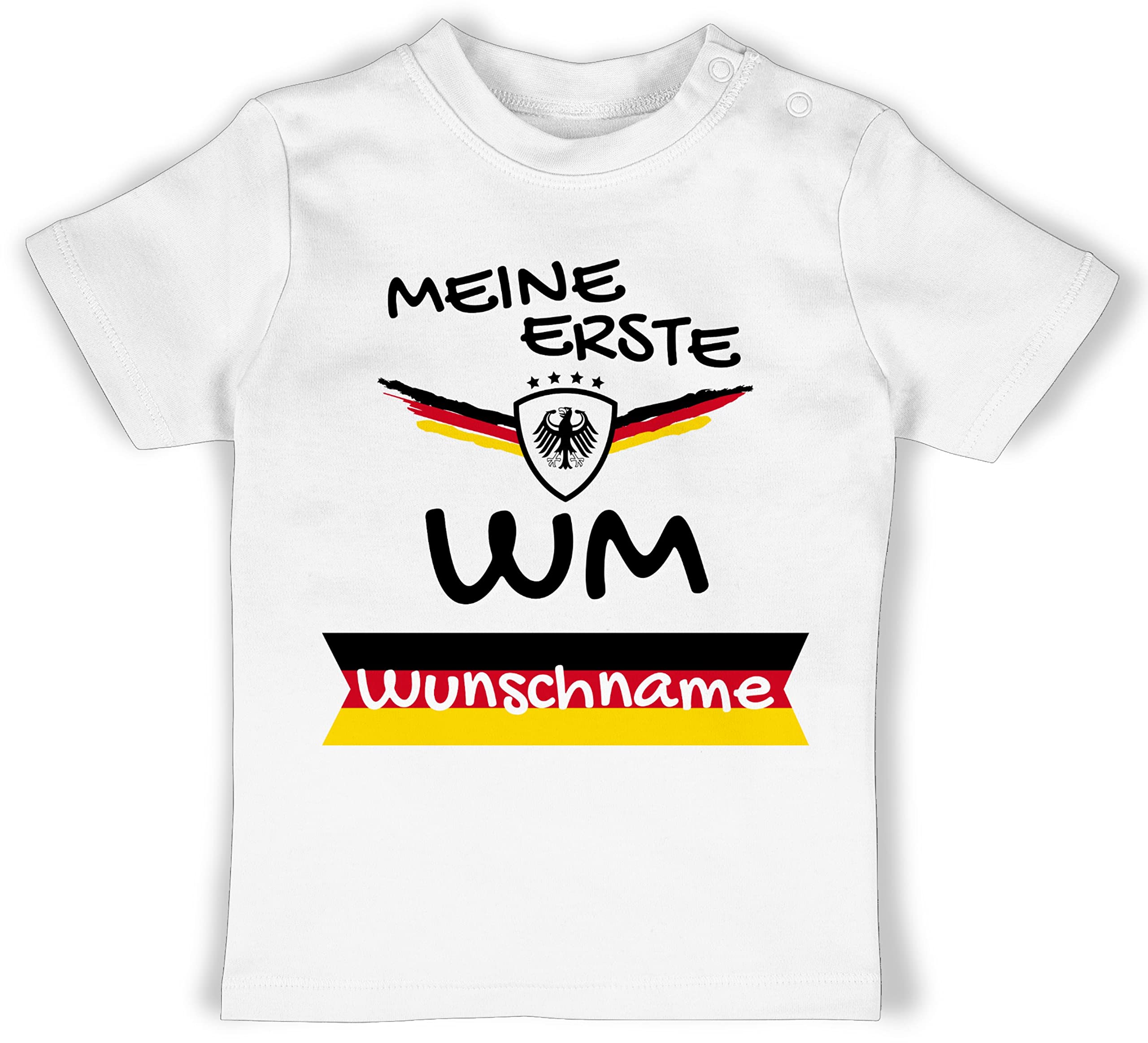Geschenk mit Namen personalisiert by Shirtracer - Baby T-Shirt Mädchen Jungen - 2026 Fussball Fanartikel - Meine erste WM Deutschland mit Name anpassbar