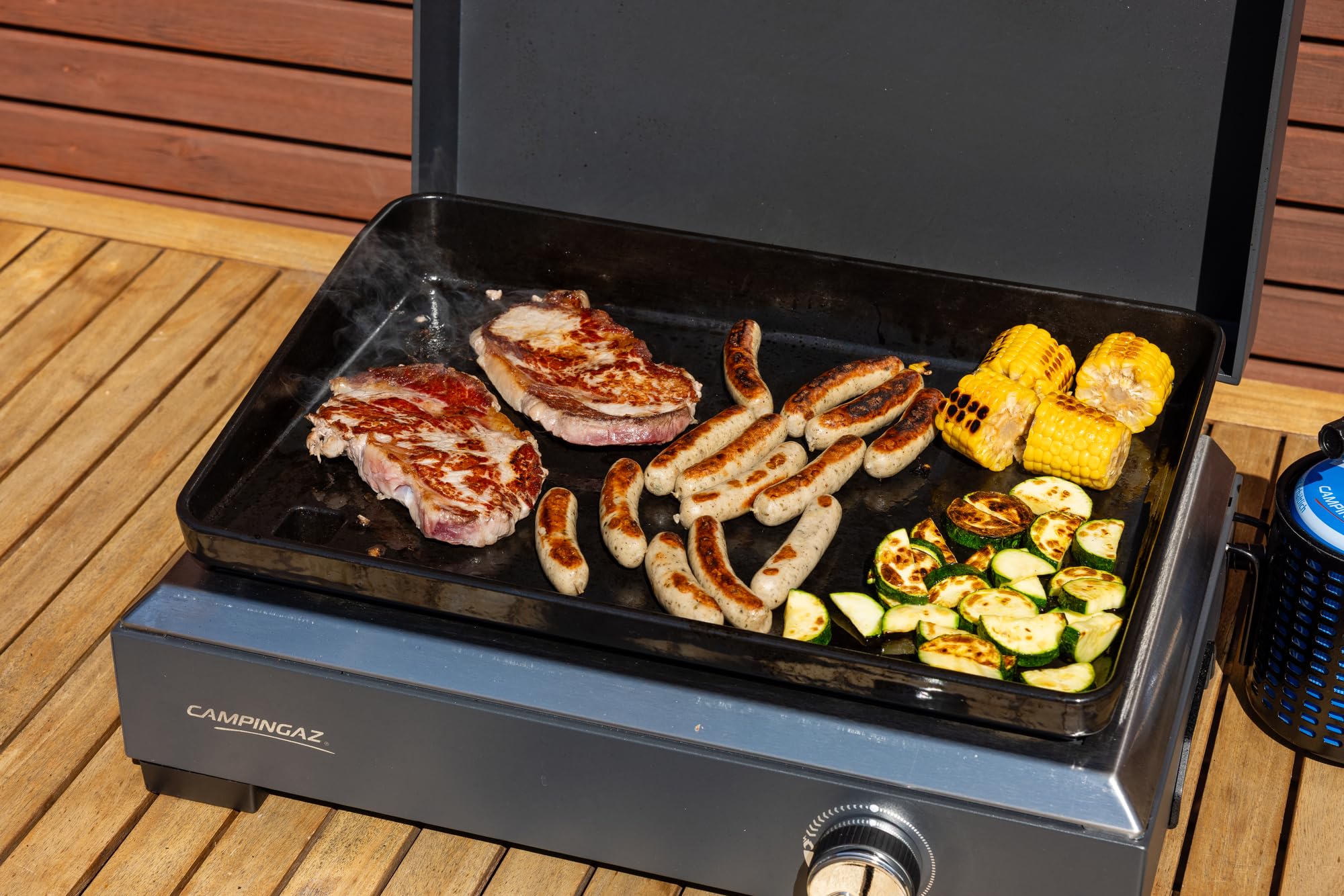 Campingaz Sigma 1 CV Plancha à gaz avec couvercle, plaque de cuisson 2,8 kW, barbecue de table portable, surface en acier émaillé, brûleur avec technologie BlueFlame pour grillades méditerranéennes