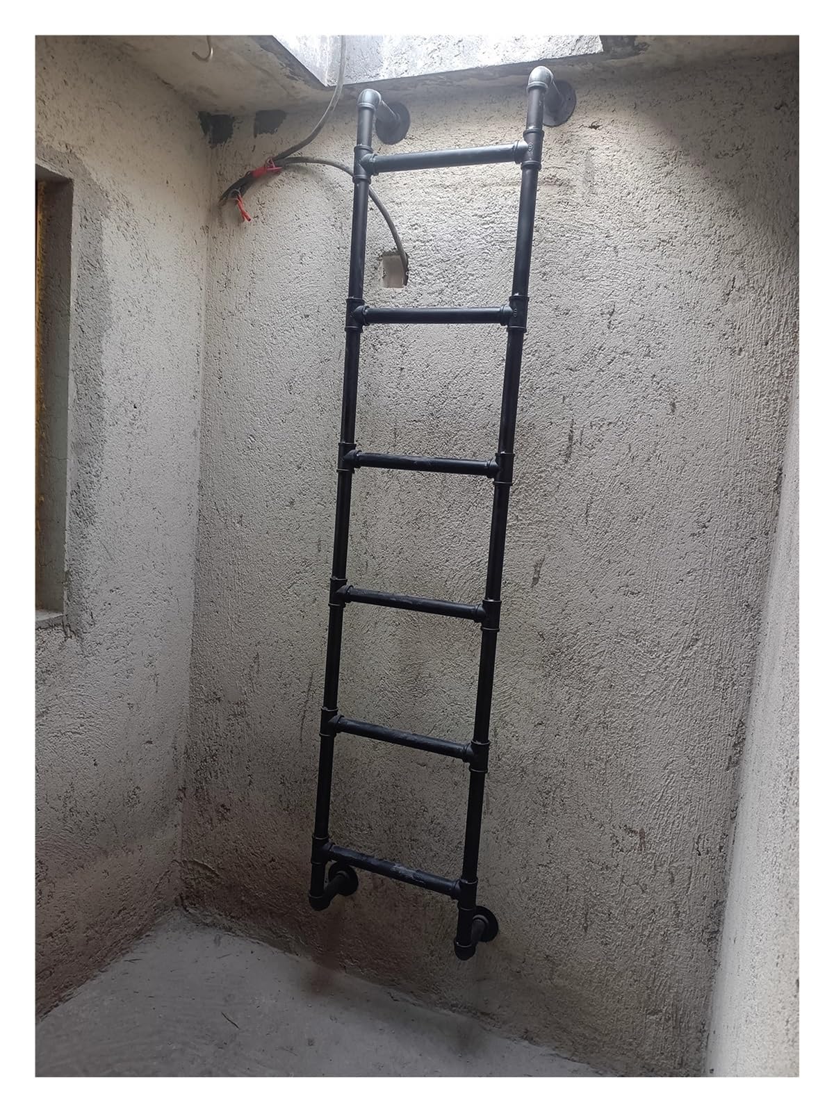 Escalera de escape y evacuación con accesorios de fijación para muros