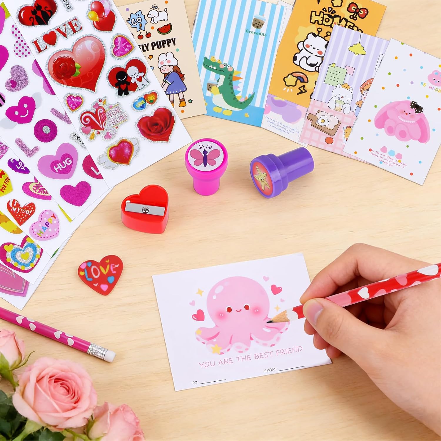 TINY FUN 24個パック バレンタインデー文房具ギフトセット 鉛筆、ノート、ポップハートキーホルダー、ステッカー、消しゴム、鉛