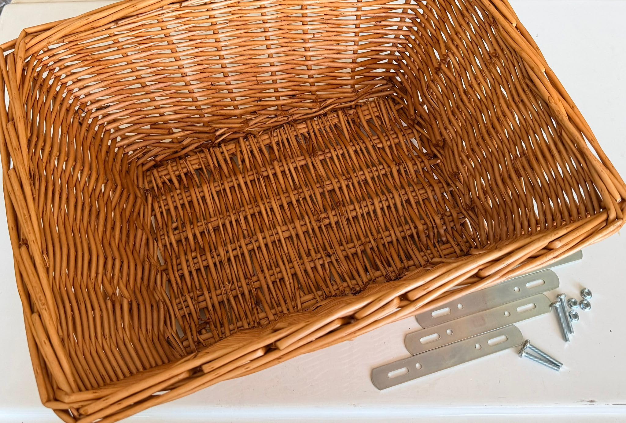 Generico Cestino in Vimini per Bicicletta, Anteriore o Posteriore, Base 33x23 cm, Apertura 44x35 cm, Altezza 20 cm, con Kit di Montaggio