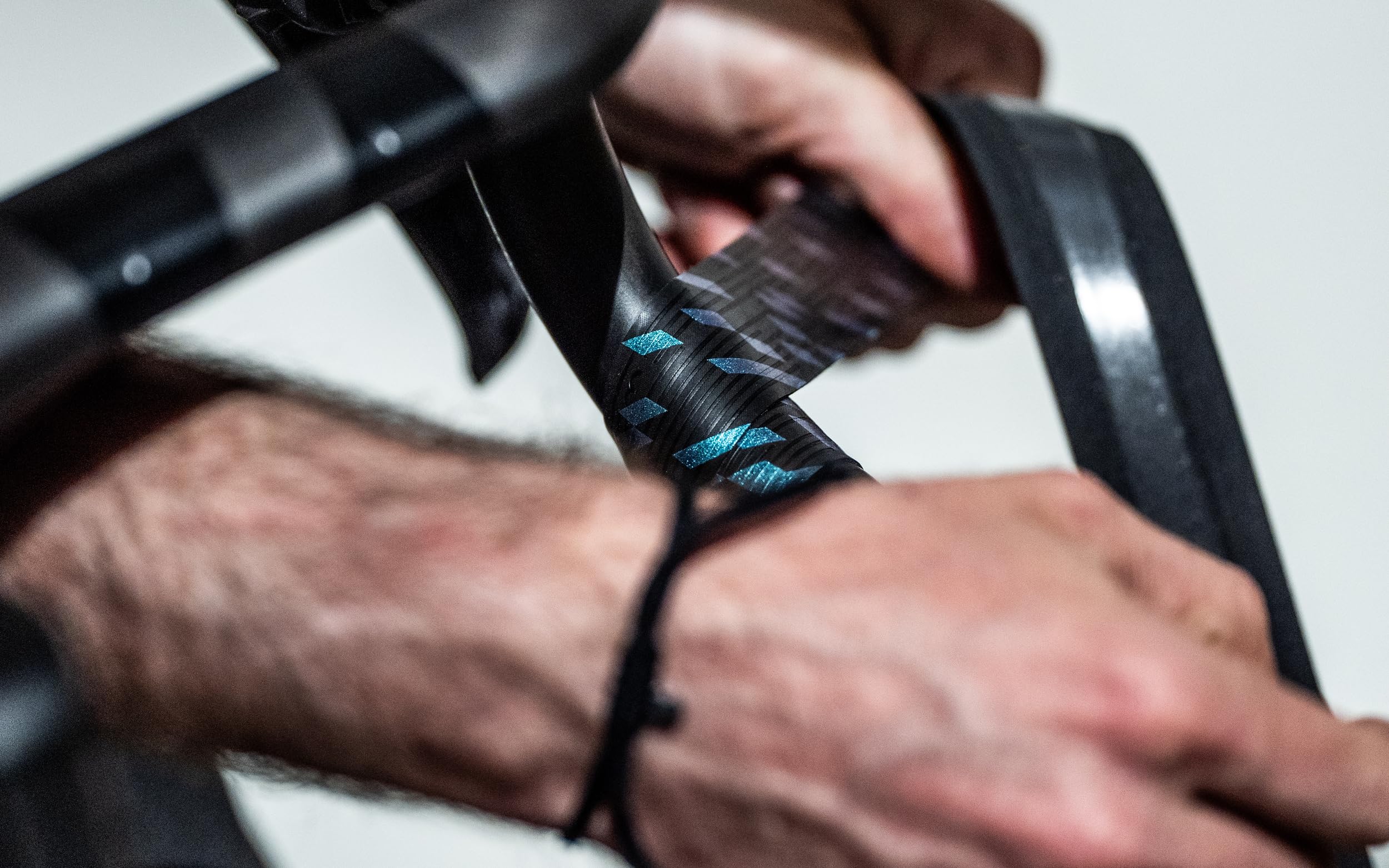 BBB Cycling Nanoribbon Gel Lenkerband – Rutschfestes Rennrad Lenkerband mit Nano-Struktur & Gel-Polsterung – Vibrationsdämpfend, Komfortabel & Langlebig – Inkl. Endstopfen - BHT-19 Schwarz/Blau