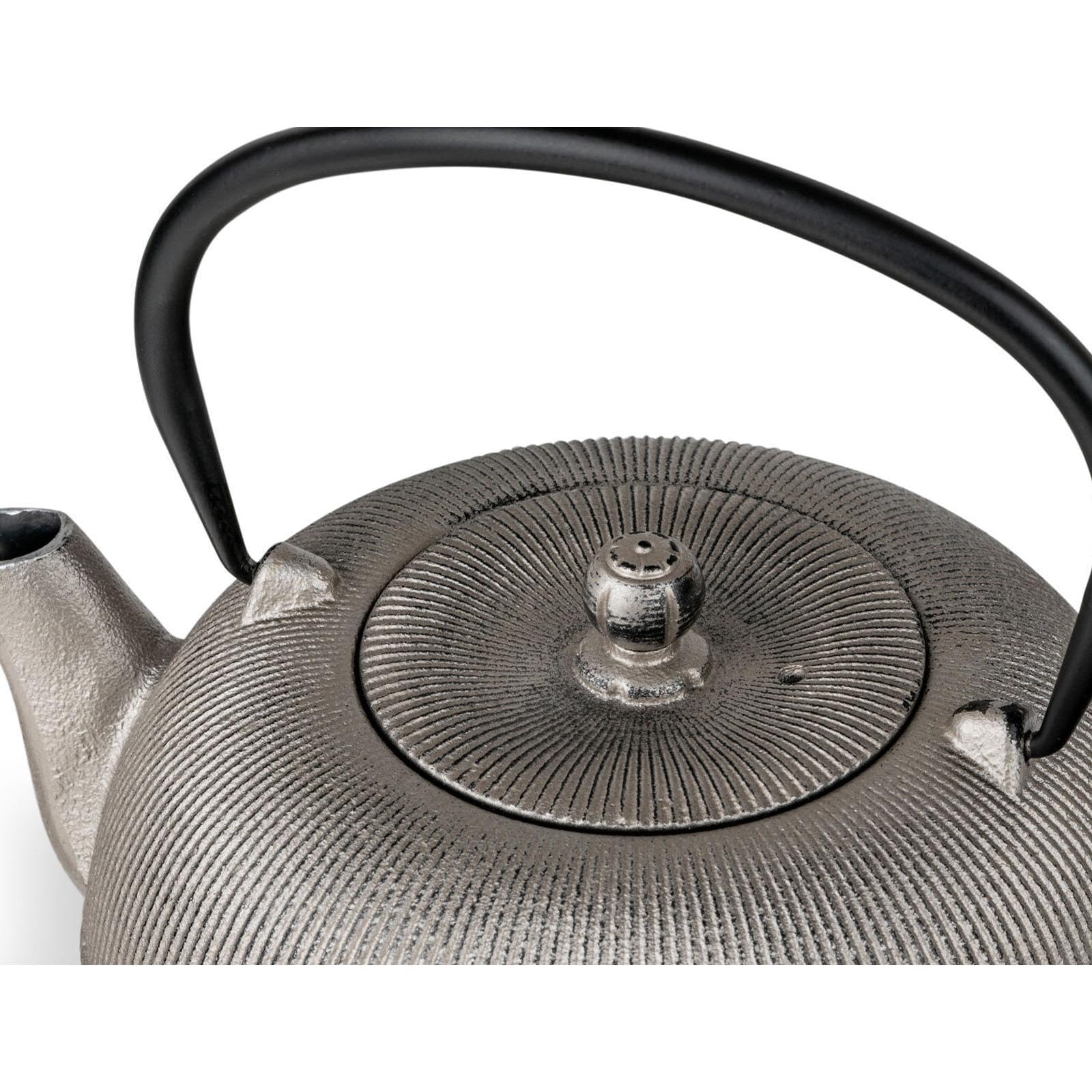 Bredemeijer Tee-Set - Teekanne Gusseisen 1,0 L in Silber-Antik-Optik - Set mit Stövchen für 1 Teelicht & 2 schwarzen Teebechern - Kanne für alle Herdarten geeignet