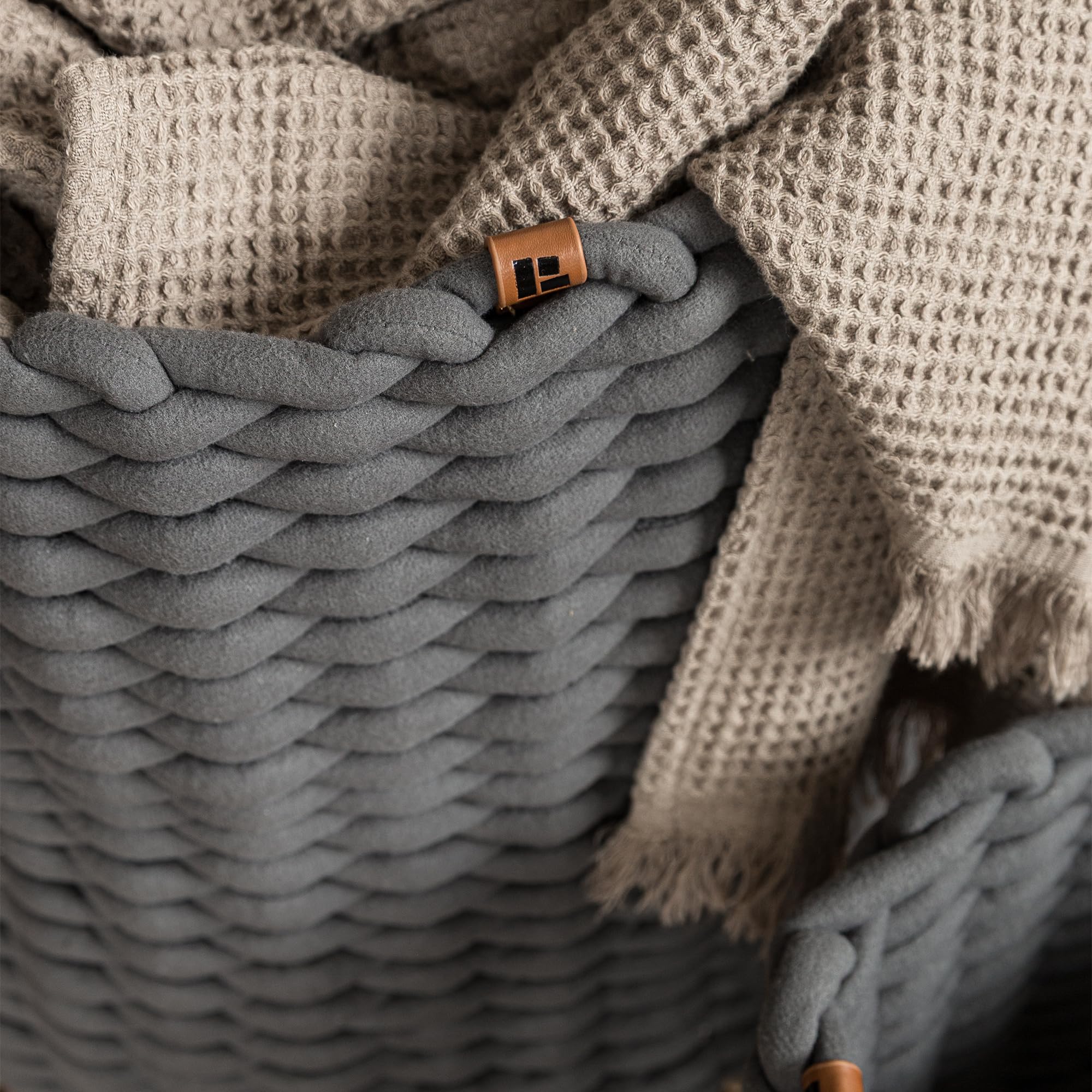 Bigso runder Aufbewahrungskorb aus weichem Stoff, geflochtener Storage Basket, super soft Oberfläche, großer Ordnungshelfer für Wohnzimmer, Schlafzimmer & Kinderzimmer, Größe XL, Grau