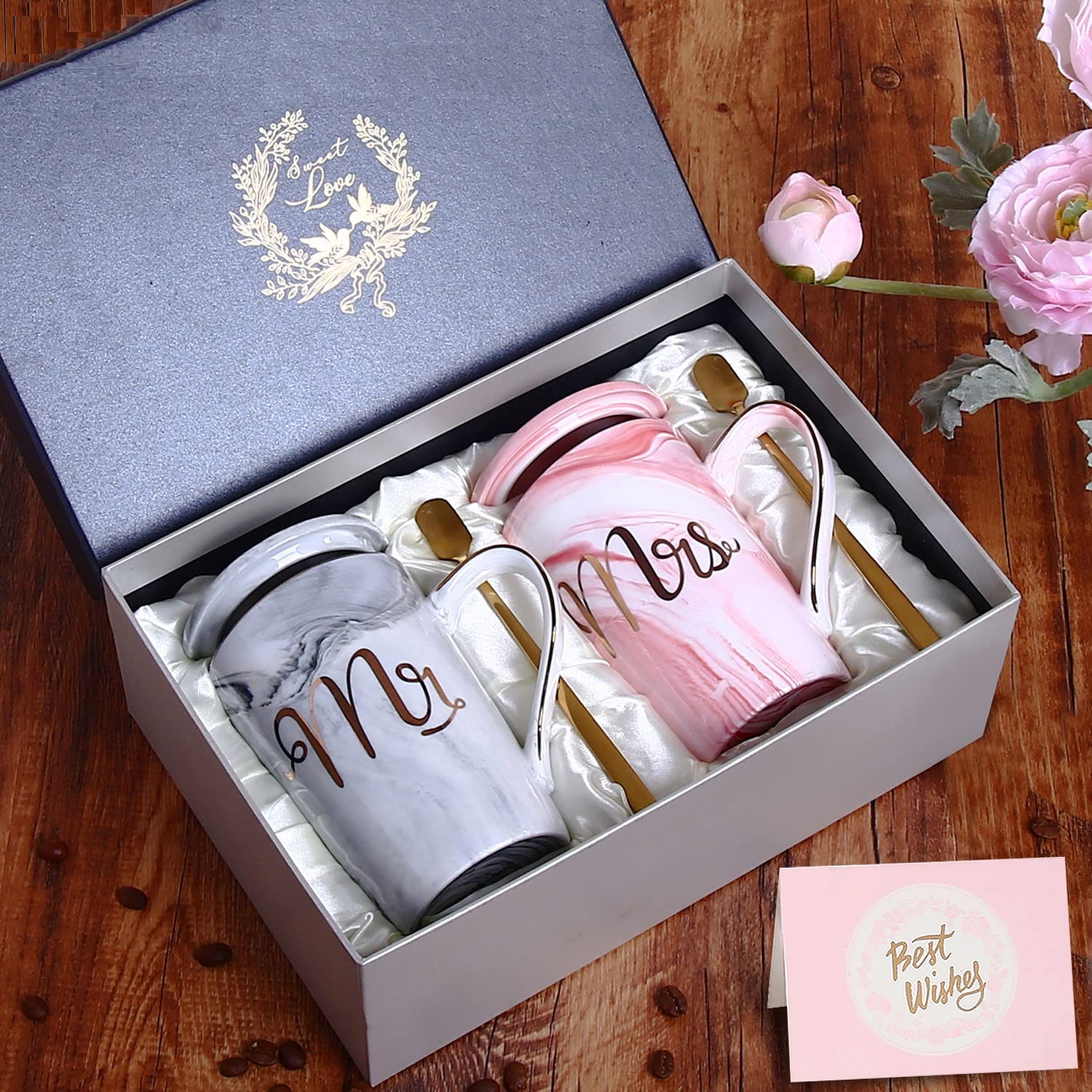 Coppia Tazze Caffè Mr e Mrs, Idee Regalo Originale per Matrimonio Sposi Fidanzamento, Nozze e Anniversario, Ceramica Marmo 400ml con Cucchiai, Coperchi e Biglietto D'auguri, Scatola Regalo Elegante