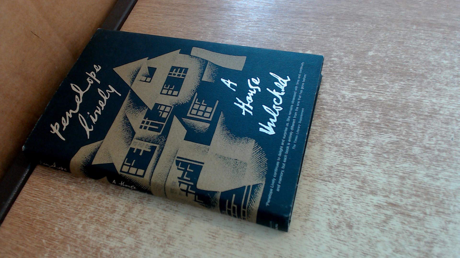 A HOUSE UNLOCKED Penelope Lively 9780670899548 Books