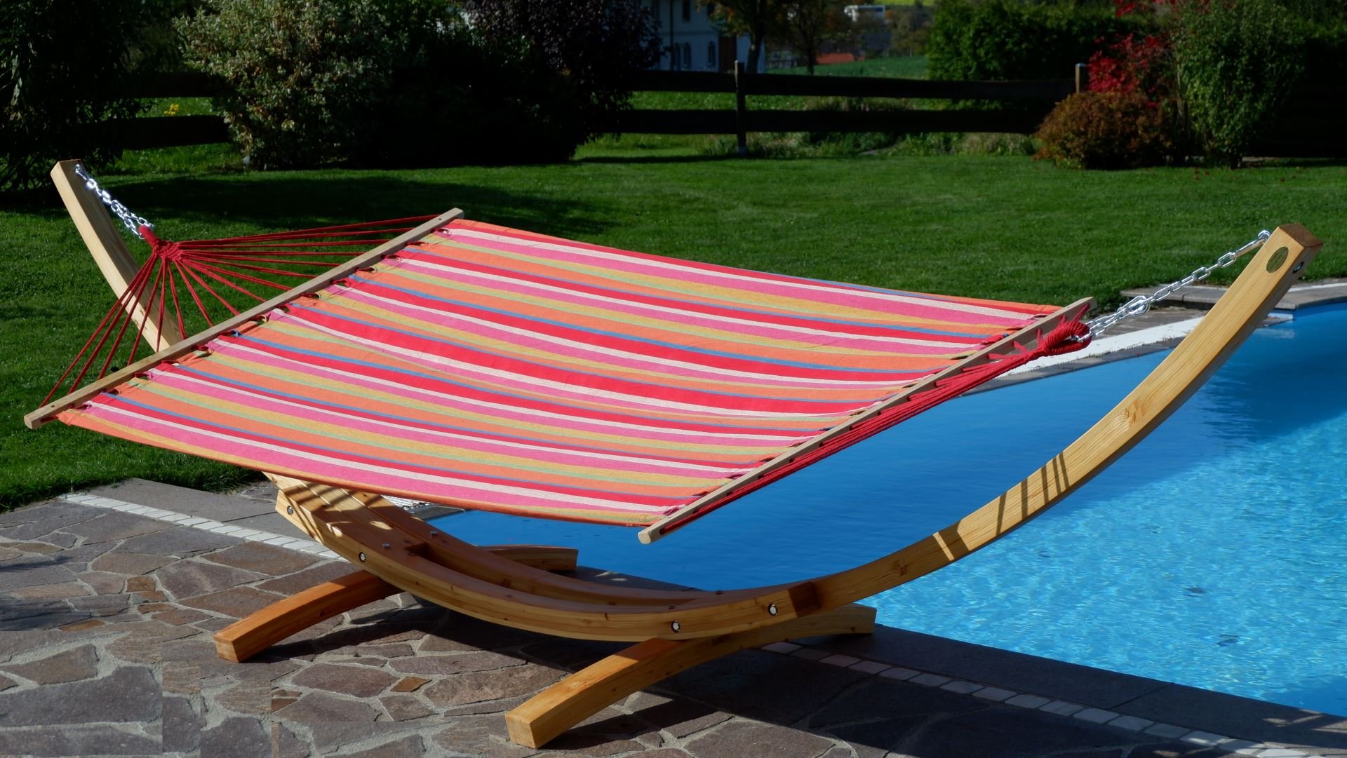 ALEOS. AS-S 410cm XXL Hängemattengestell Natur-Alicia Hängematte mit Gestell aus Holz Lärche Natur mit Stabhängematte bunt gestreift Garten