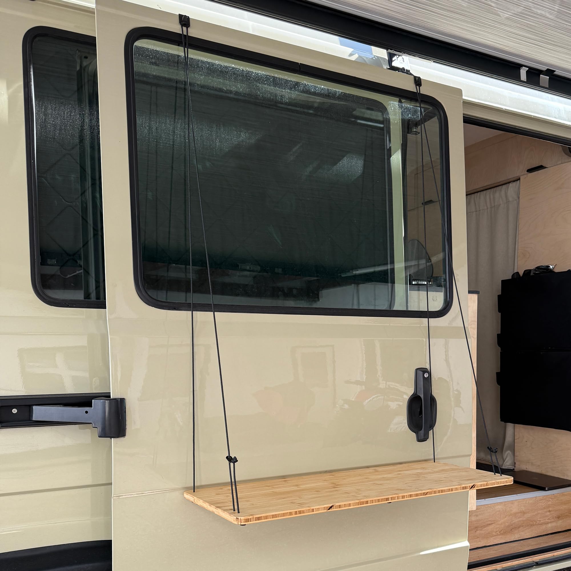 BOXIO - Doorboard : table suspendue d'extérieur en bambou – Étagère suspendue & table de camping en bois pour camping-car, Vanlife & Bus VW – 90 x 41 x 1,5 – Table haute réglable en hauteur comme