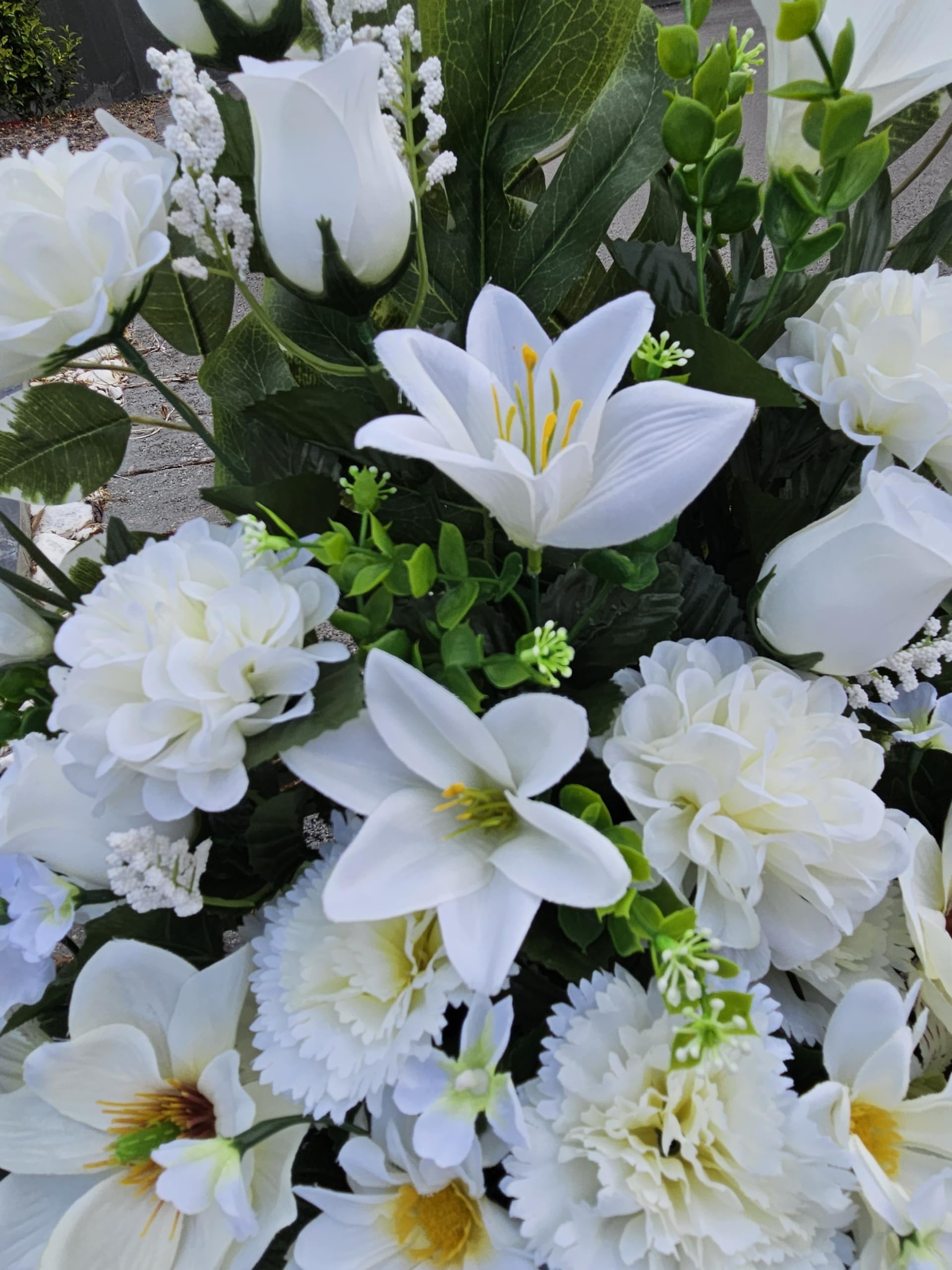 Composition Artificielles, Lesté Ciment pour Une Parfaite Tenue à L' extérieur. Réalisé par Nos Soins, Fleurs de Qualité.