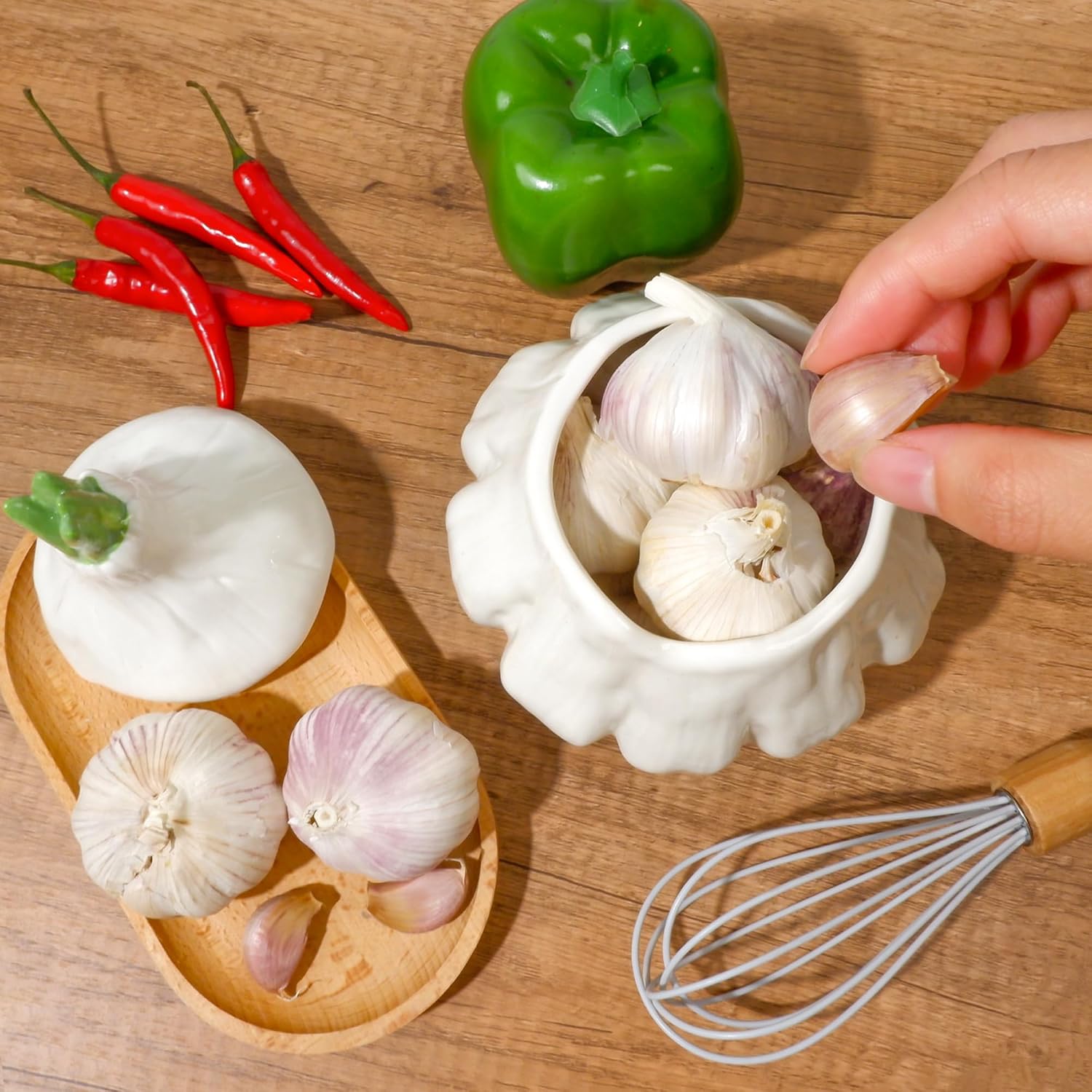 Yohsnor Ceramic Garlic Storage with Lid, 6.7x5.3in,Garlic Keeper Container
