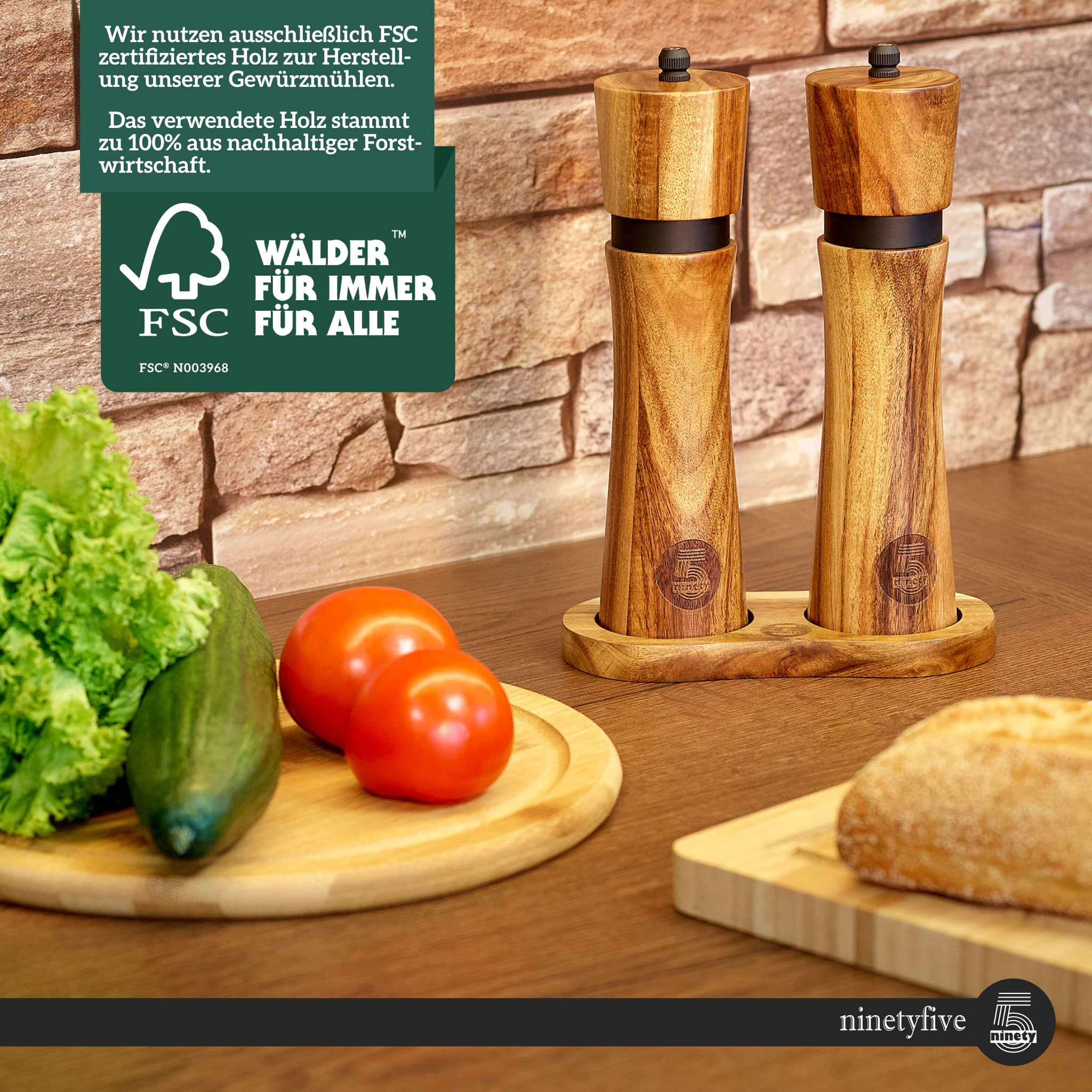 ninetyfive® edles Pfeffermühlen Set aus Holz | Salz und Pfeffermühle + Untersetzer und Einfülllöffel aus Akazienholz | Gewürzmühlen mit Keramikmahlwerk (21cm) | hochwertige Geschenk- Verpackung