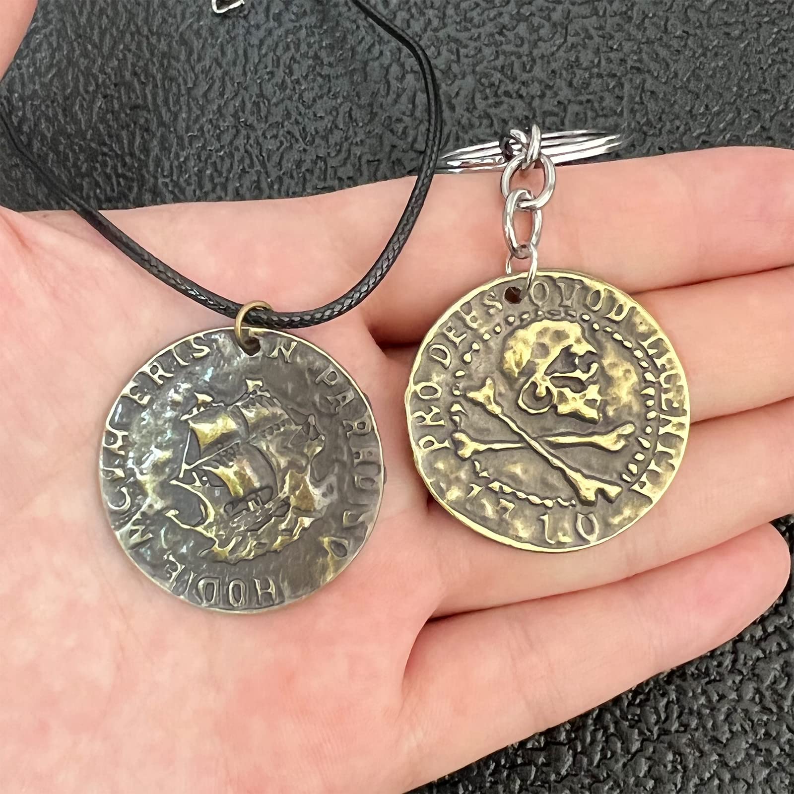 29 pezzi Uncharted 4 gioielli Drake inciso teschio bronzo moneta ciondolo collana portachiavi adesivo set anello ciondolo collana in pelle marrone bracciale uomo