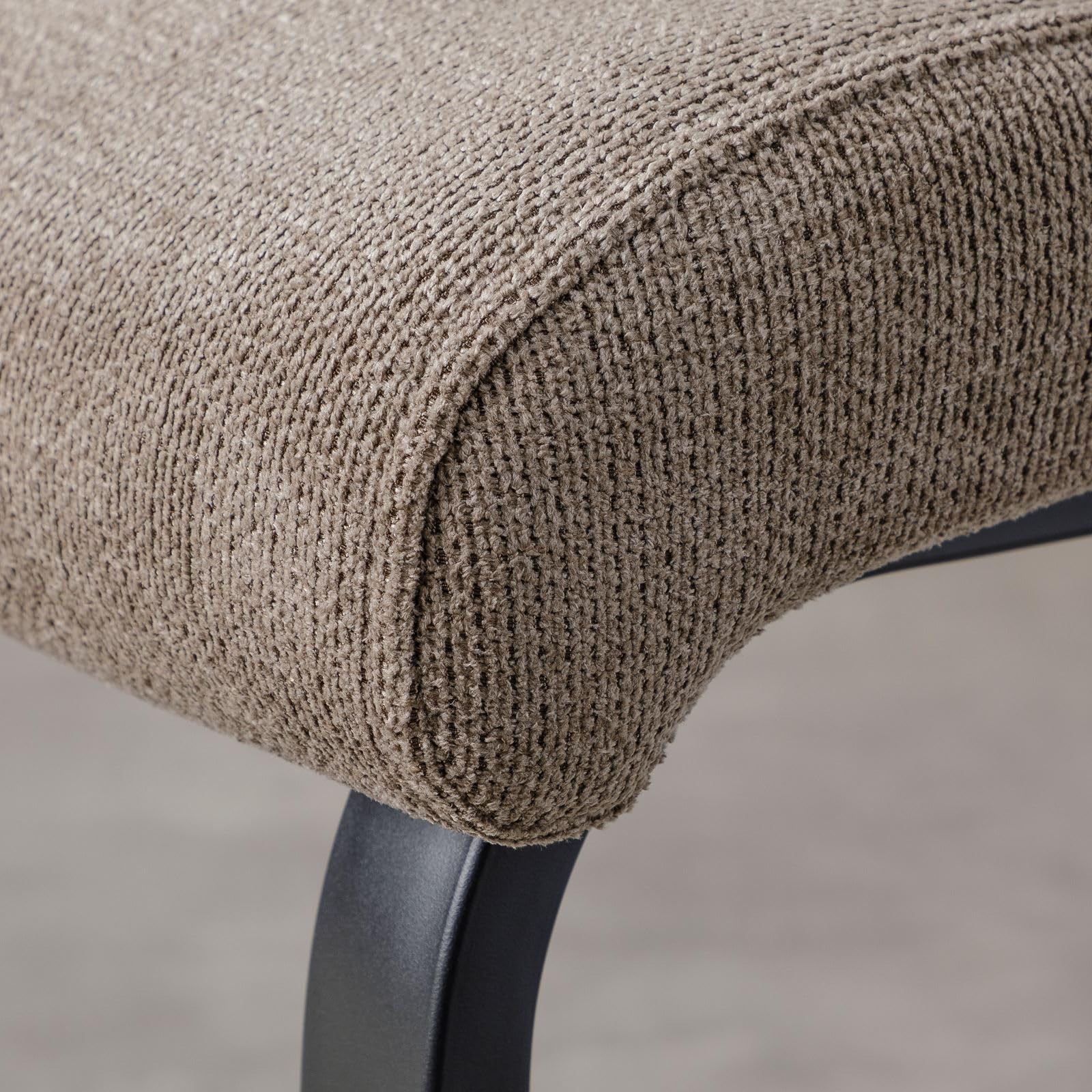 IDIMEX Banc d'entrée Vilas L 135 cm, siège avec 3 Places, Banquette au piètement chromé et Dossier au revêtement en Tissu Coloris Marron Clair