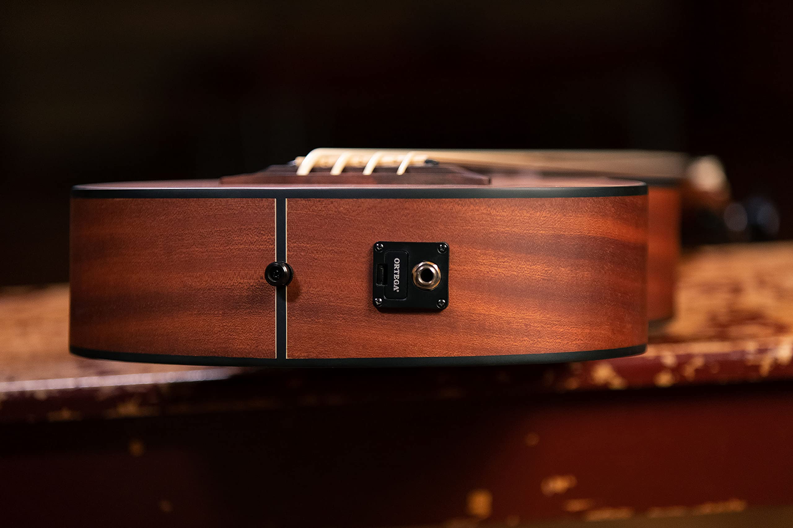 Ortega Guitars Bass Ukulele Elektro-Akustisch – Long Scale, ohne Bundstäbchen – Lizard Series – Inklusive Gig Bag – Massives Mahagoni, Natur (LIZZY-PRO)