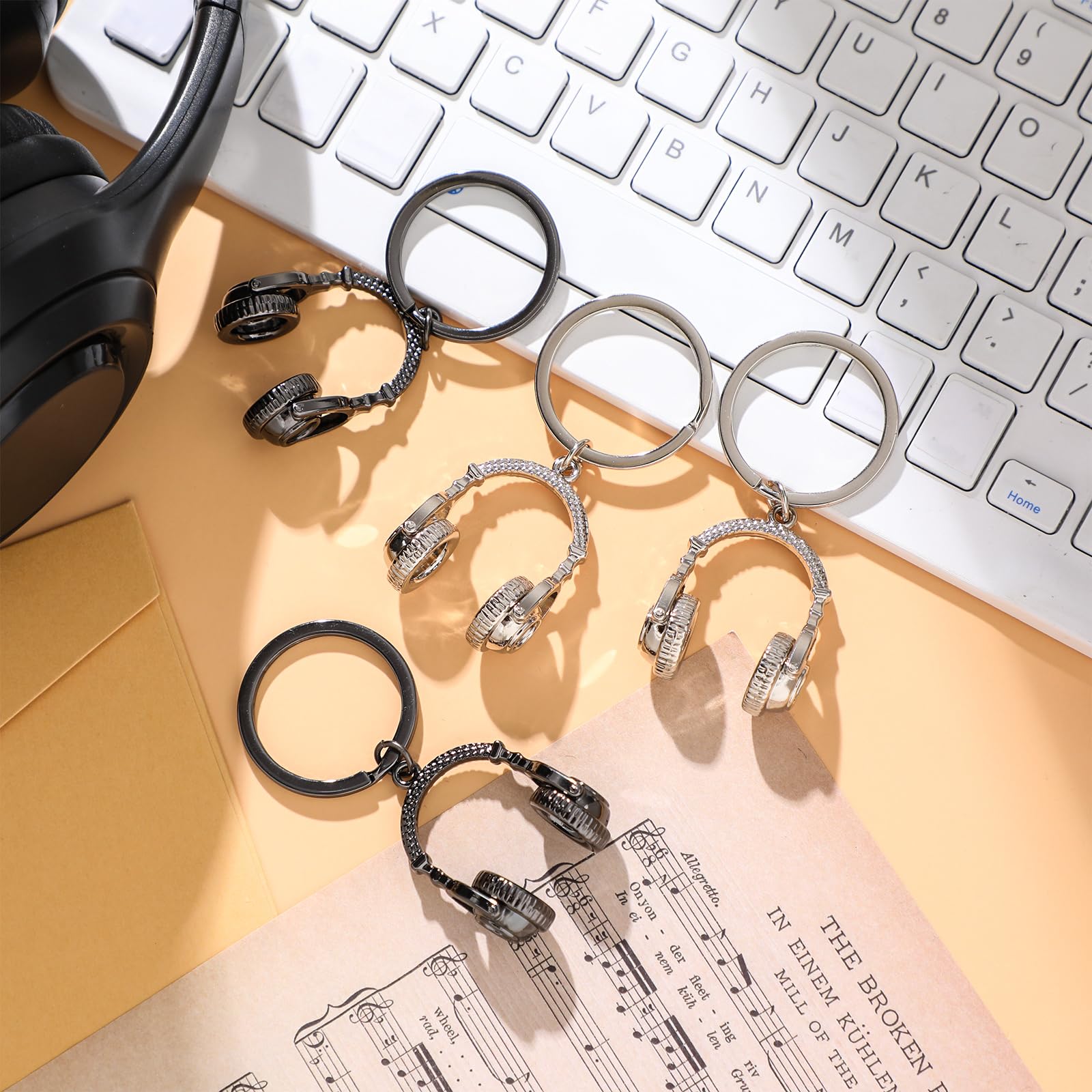 Sureio 4 Pcs Headphone Keychain Mini Music Keychain Singer Music Lover Dj Gifts Headset Keyring Party Favors Purse Bag Jewelry Accessories for Man and Women Graduation Gift