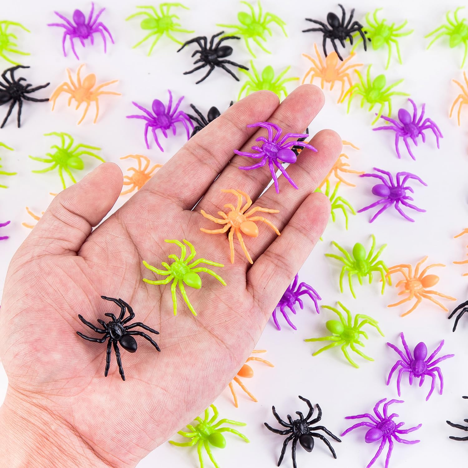 120 arañas de plástico realistas para Halloween, 4 colores, arañas falsas, terror, divertidos accesorios de broma para decoración de Halloween, hogar y fiesta 3