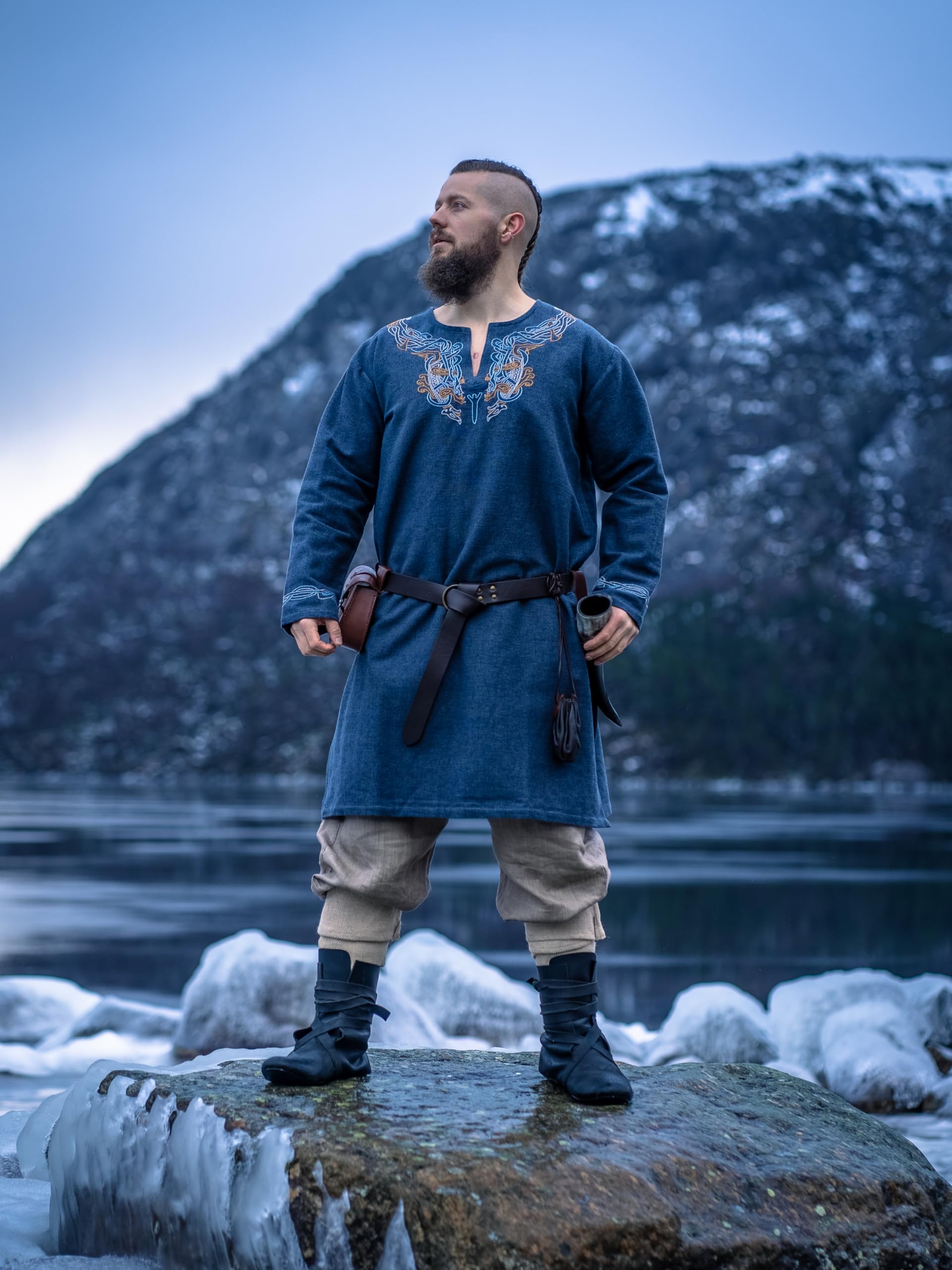 Leonardo Carbone® Tunique viking Snorri - Vêtement médiéval pour homme, chemise médiévale, costume de carnaval pour homme, tunique viking, vêtements LARP - 100 % coton avec broderie urnes