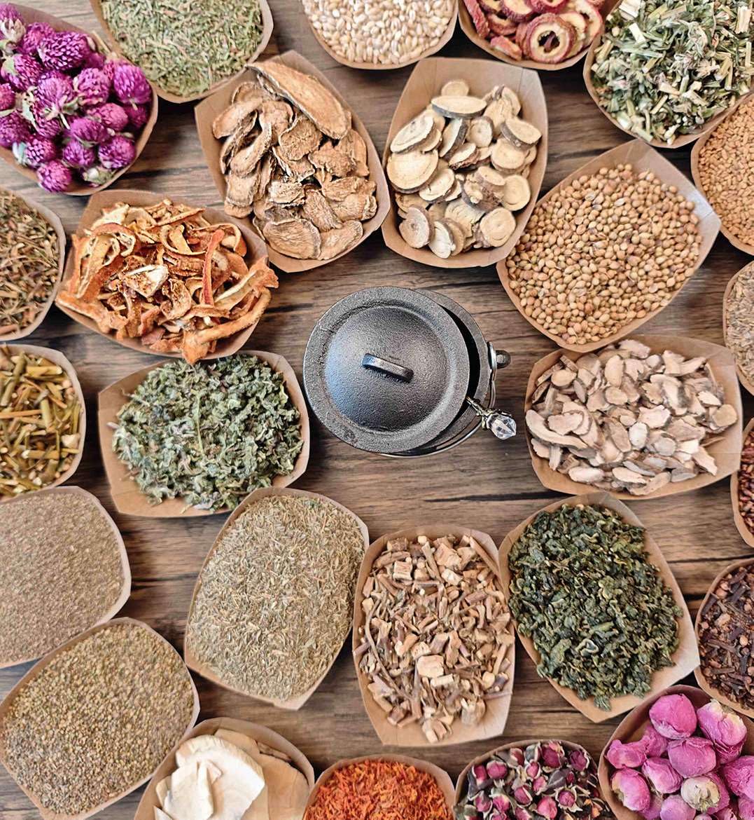 Kit Herbale Magico – 30 Erbe Essiccate in Sacchetti Etichettati, Cucchiaio di Cristallo per Rituali Wicca, Pulizia Energetica, Lancio di Incantesimi, Guarigione Spirituale, Barattoli di Incantesimi