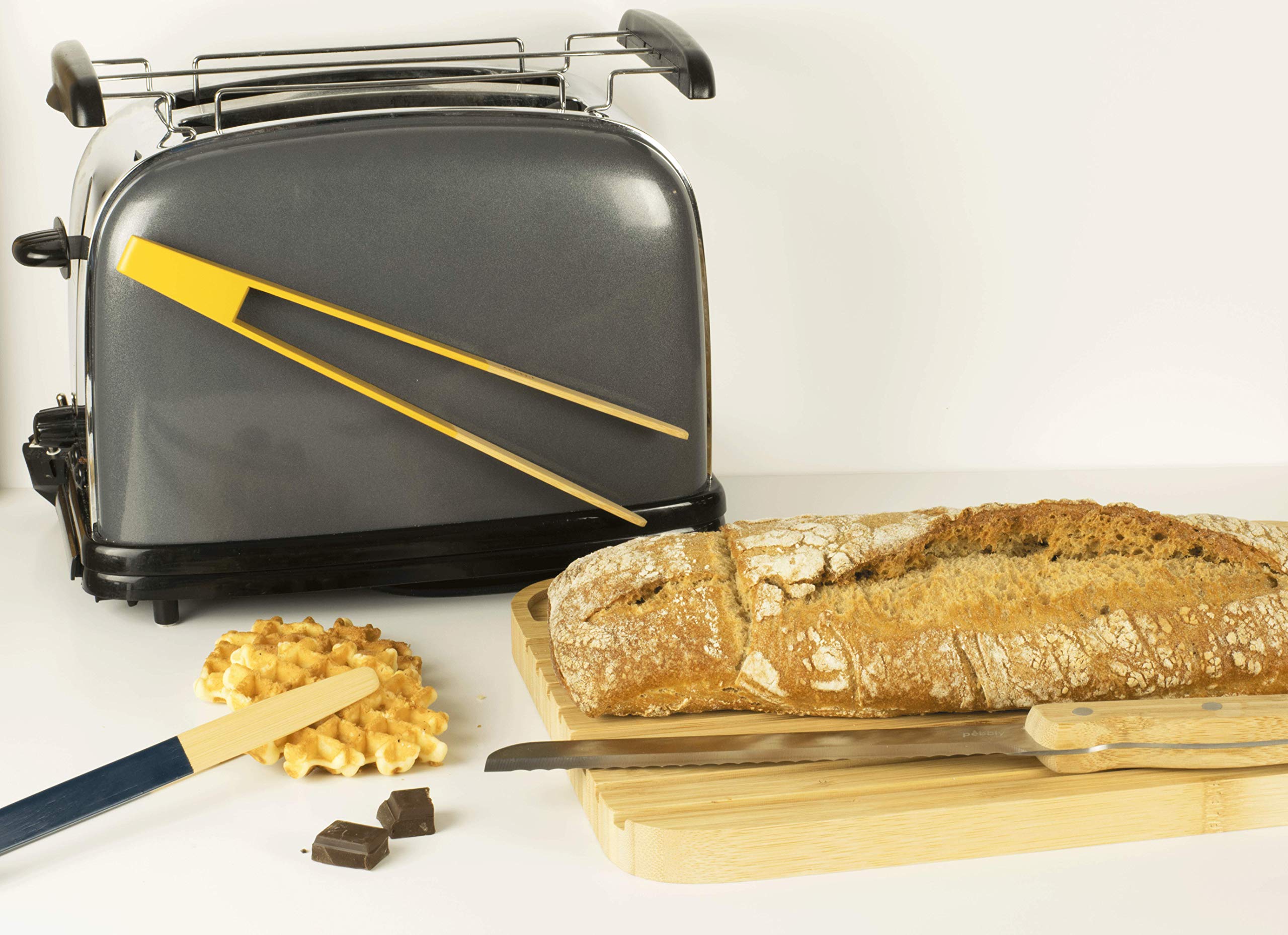 Pebbly - Grande Planche à Pain en Bambou Naturel - 32 x 26 cm - Avec Couteau à Pain Aimanté sur la Planche - Pratique pour Optimiser Rangement, Jaune,rouge | Découpe Facile du Pain, Optimisation Rangement, Design élégant dans Cuisine