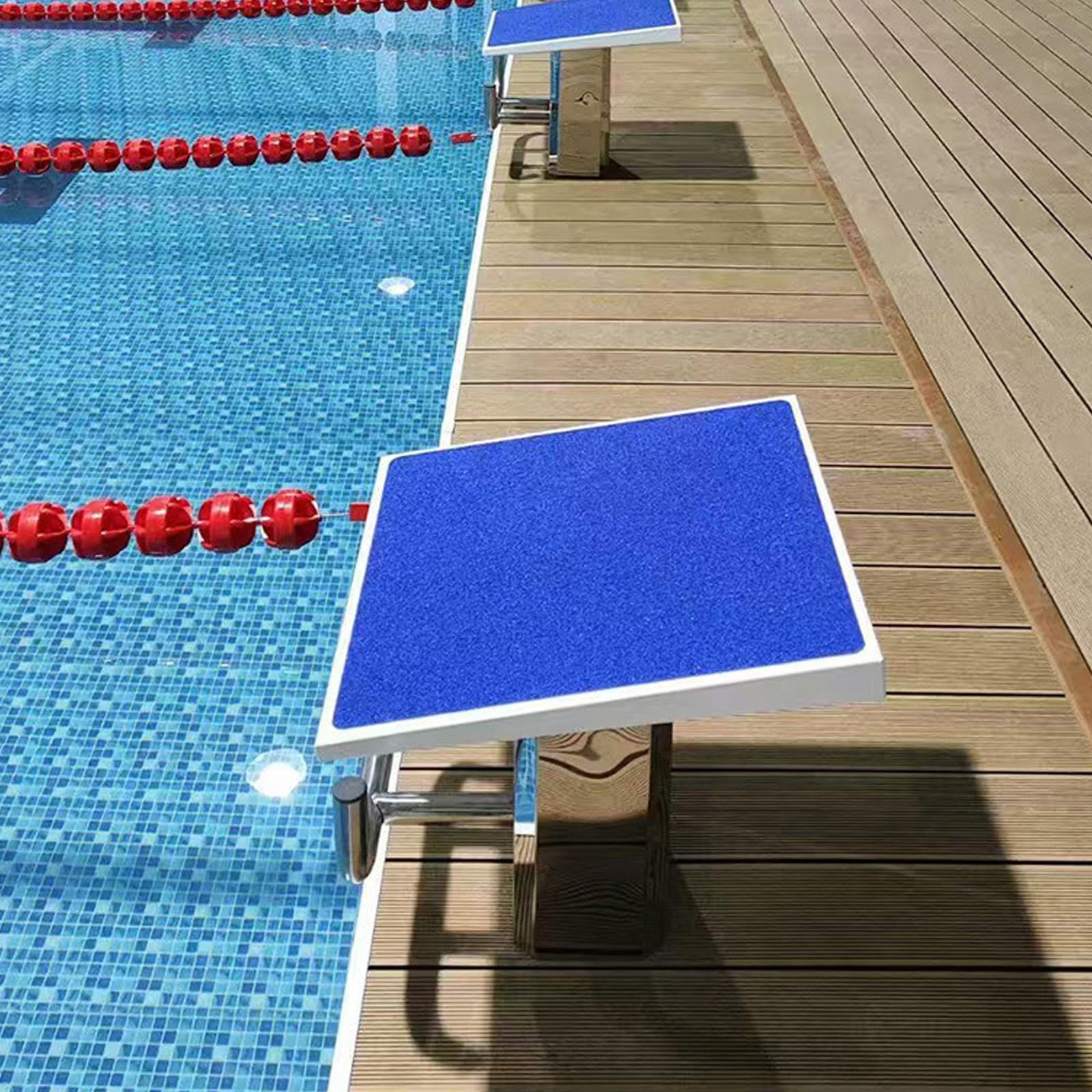 Piattaforma subacquea per piscina con superficie antiscivolo e alta capacità di carico