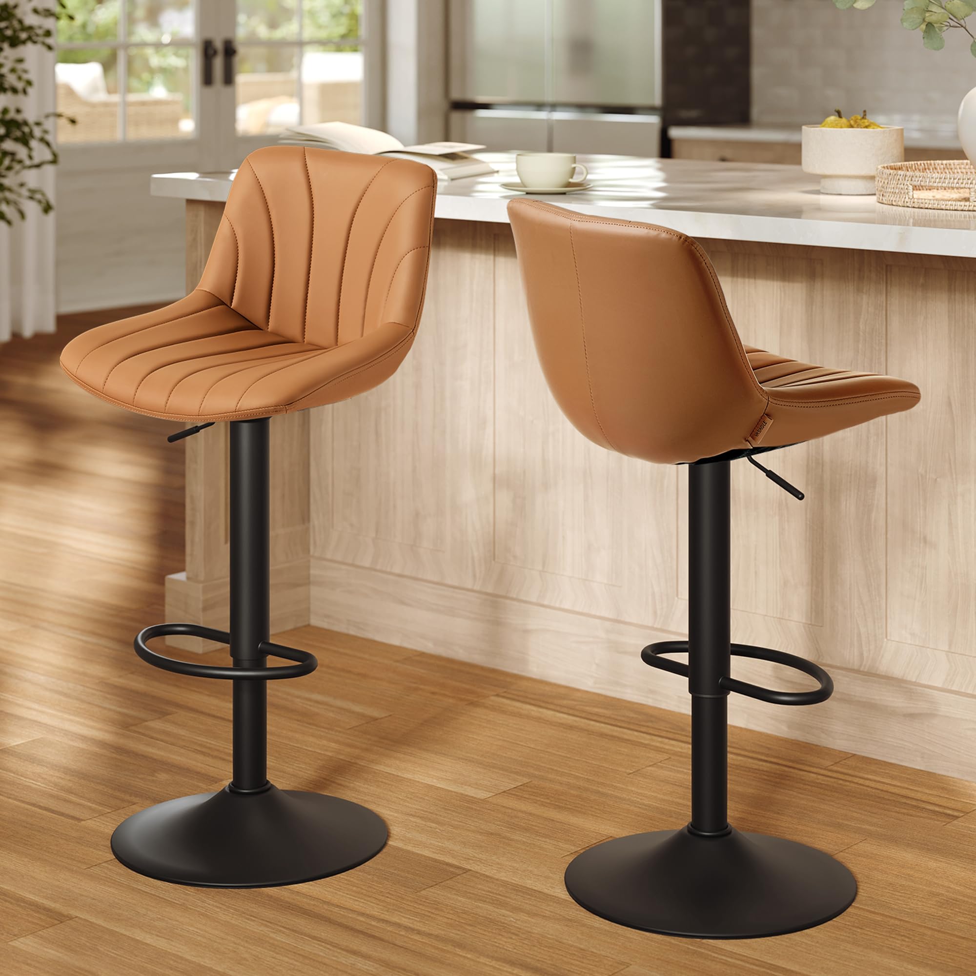 VASAGLE Barhocker 2er Set, Barstuhl mit Rückenlehne, Küchenhocker, höhenverstellbar, um 360° drehbar, Fußstütze aus Metall, für Esszimmer, Küche, PU-Bezug, karamellbraun LJB181KN01