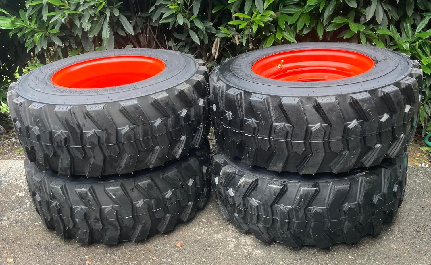 (1) 12-16.5 Forerunner SKS-1 Skid Steer Tire on Wheel/Rim (8 lug) for Bobcat A300, A770, S750, S770, S740, S85, 9"HUB- 14PLY - 12X16.5 (Left Side Mount)
