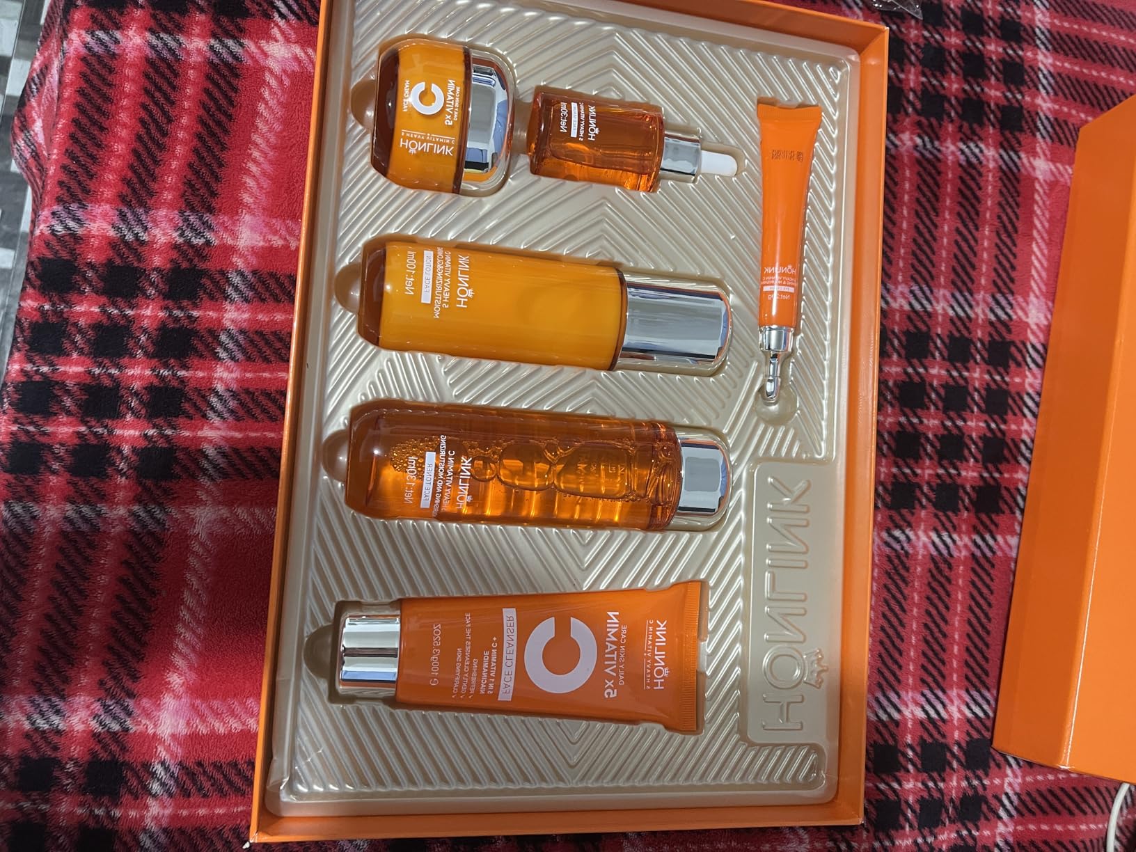 UZTUZT 6-Piece Hydrating Skincare Set with Vitamin C & Niacinamide, Face Care Kit Includes Toner, Serum, Cleanser, Moisturizer, Eye Cream & Body Lotion | Mother’s Day