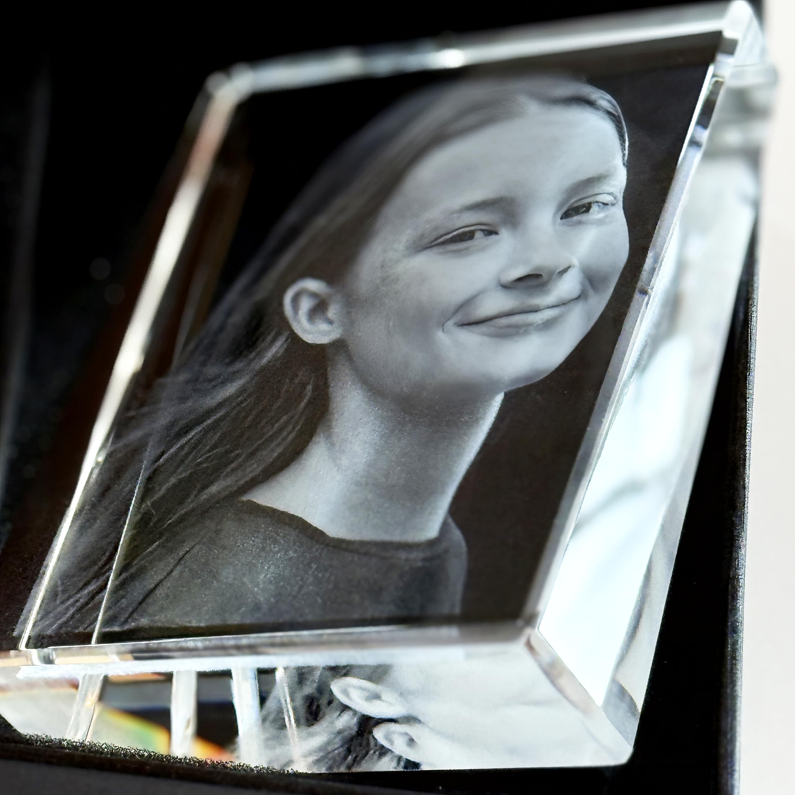 contento - 2D Glasfoto personalisiert - Foto in Glas gelasert, Kristallfoto mit LED Leuchtsockel, Geschenk für Familie, Geburtstag, Hochzeit (Kristall + Leuchtsockel, M Hochformat (10,5x8x3cm))