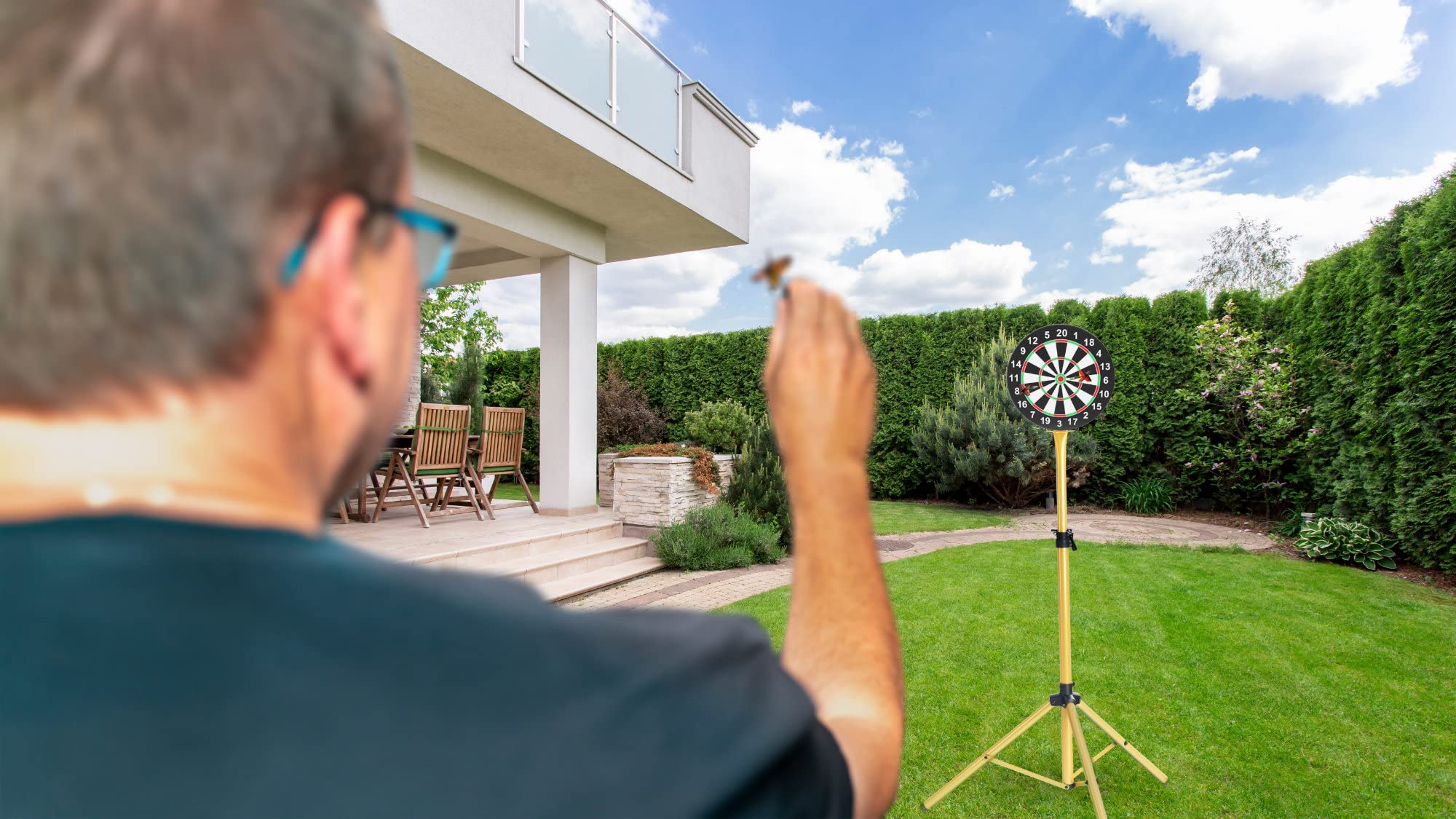 Stagecaptain DBS-1715 Bullseye Pro Cible de fléchettes - Jeu de fléchettes Classique avec Support doré et Housse - Jeu Flechette avec 6 flèches Pointe en Acier et 12 Volants
